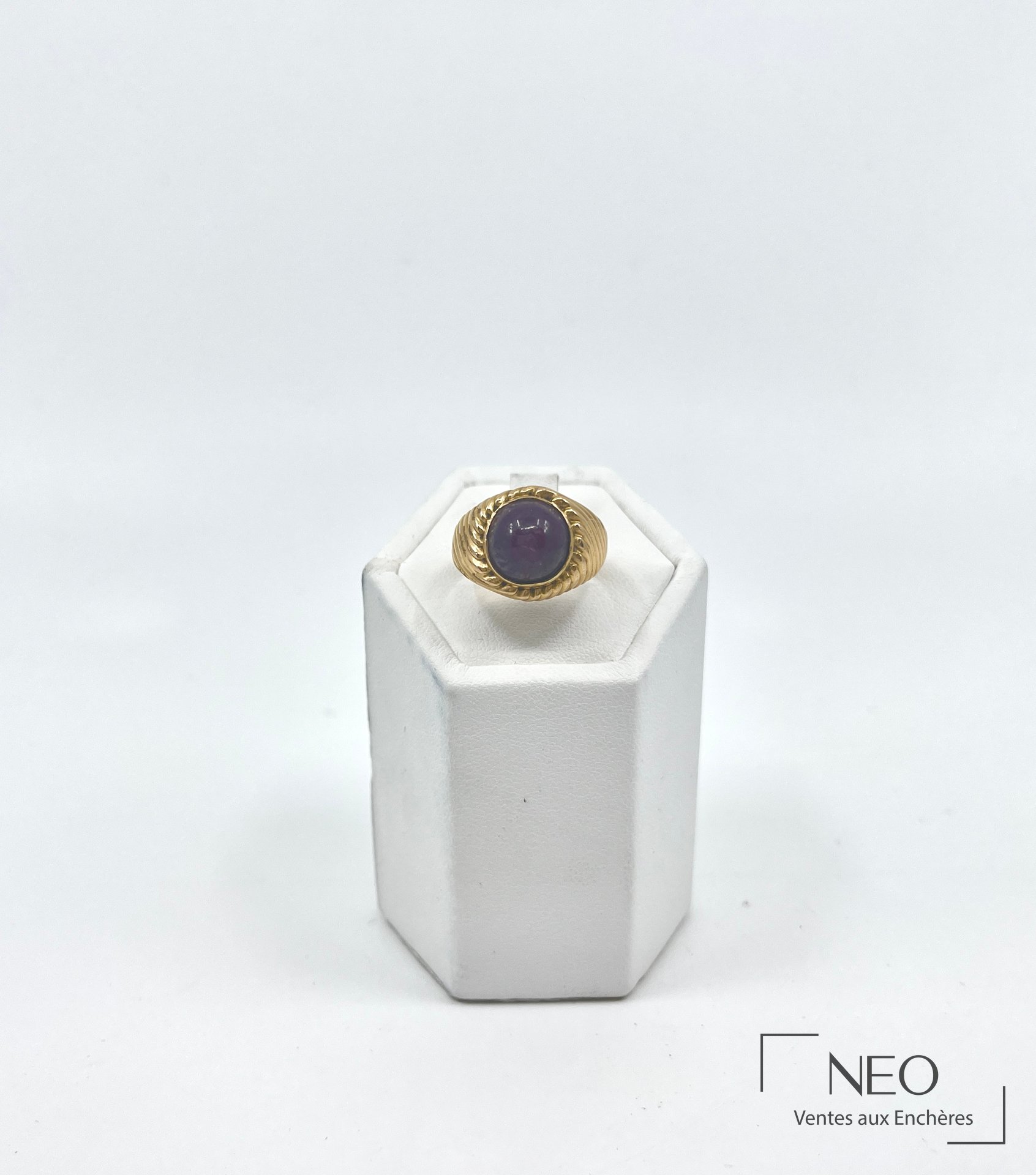 Bague en or jaune avec pierre violette en cabochon