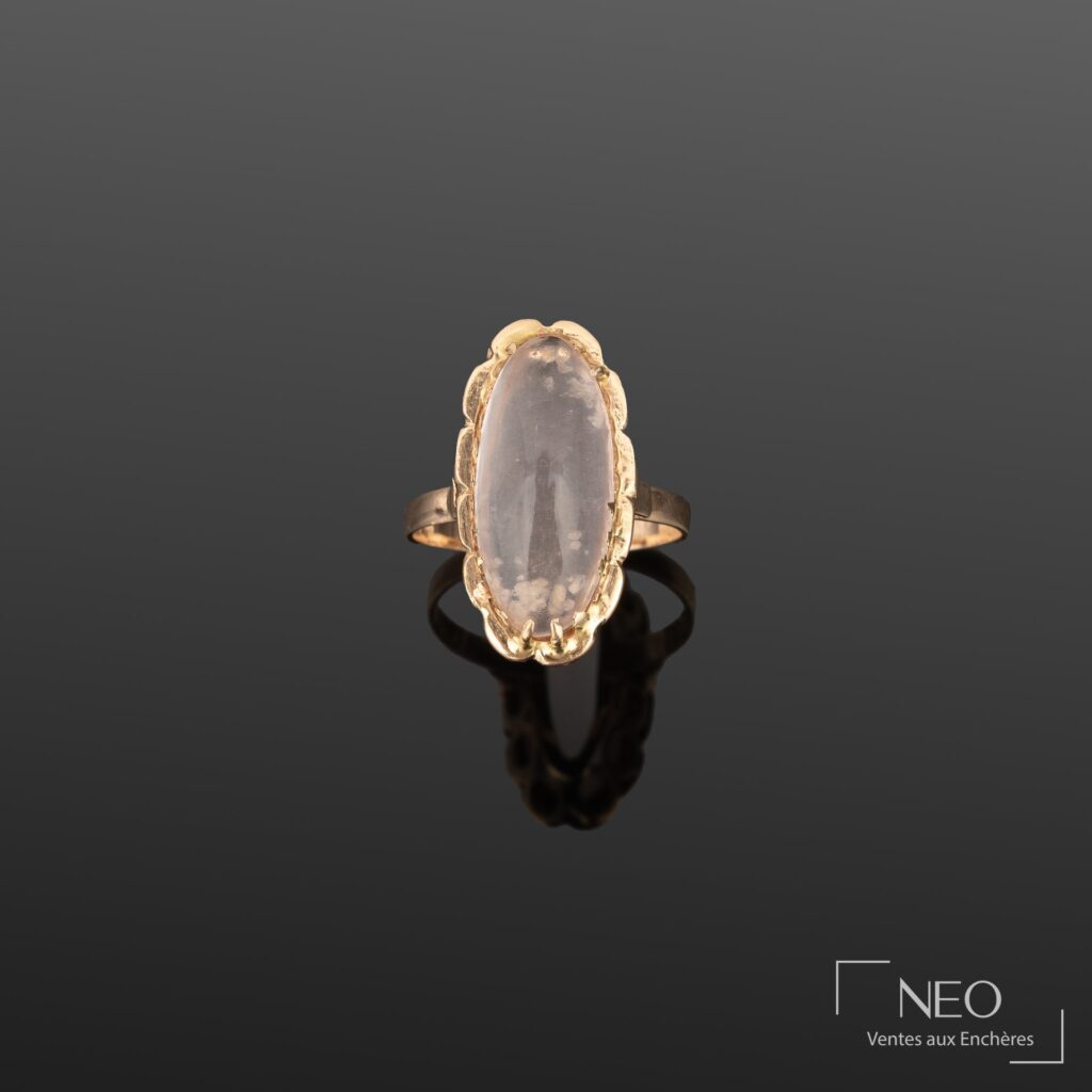 Bague en or jaune avec cabochon de verre transparent vu de face