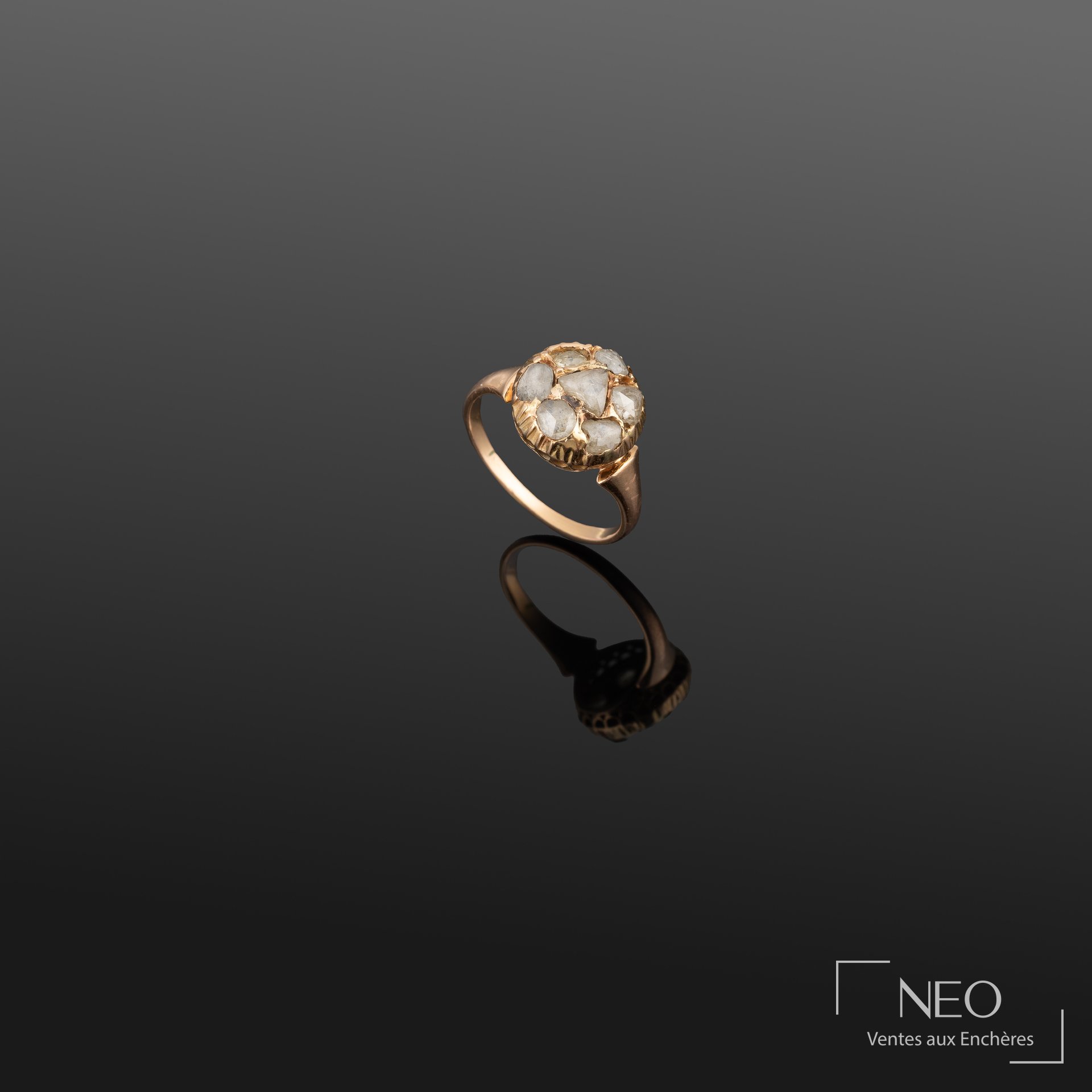 Bague en or jaune avec plateau rond pavé de diamants de taille rose.