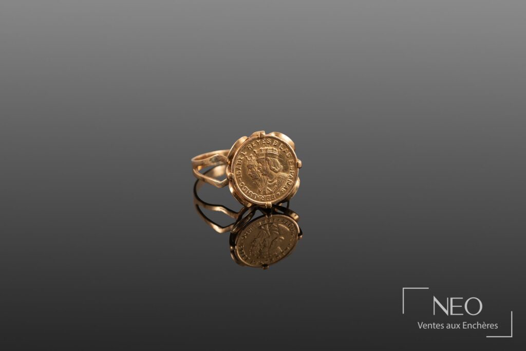 Bague en or jaune avec pièce gravée au centre