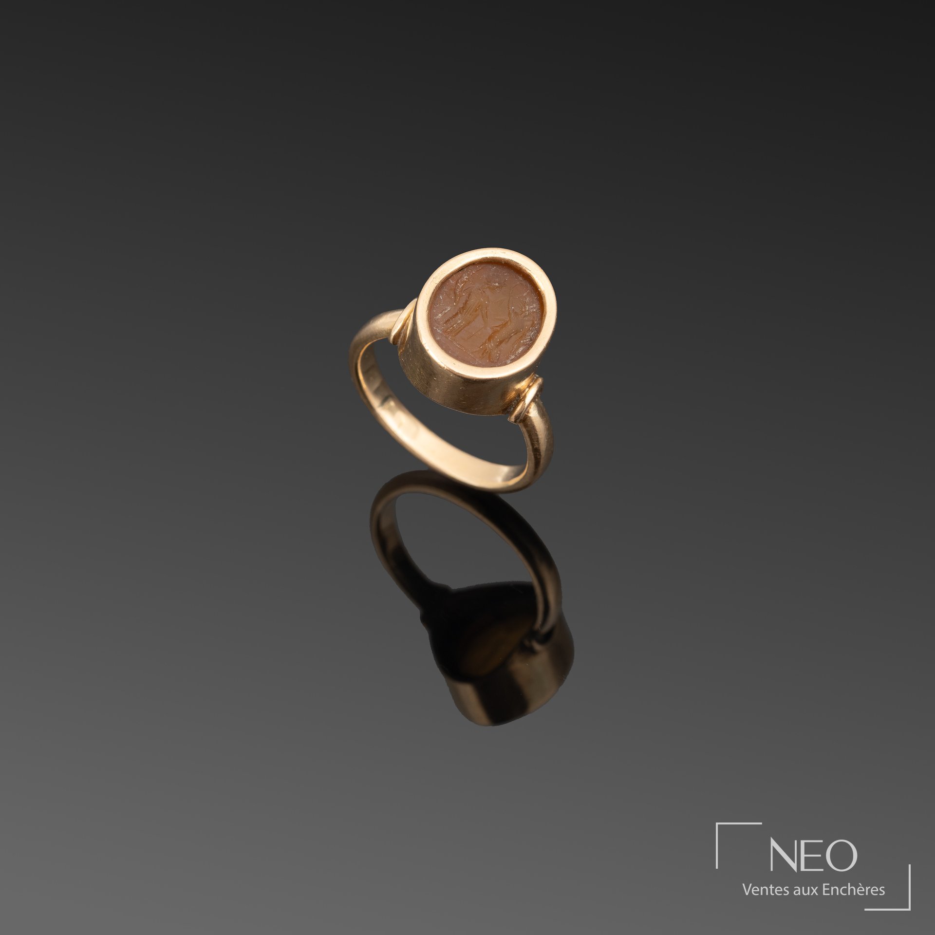 Bague en or jaune avec intaille ovale marron vue de face