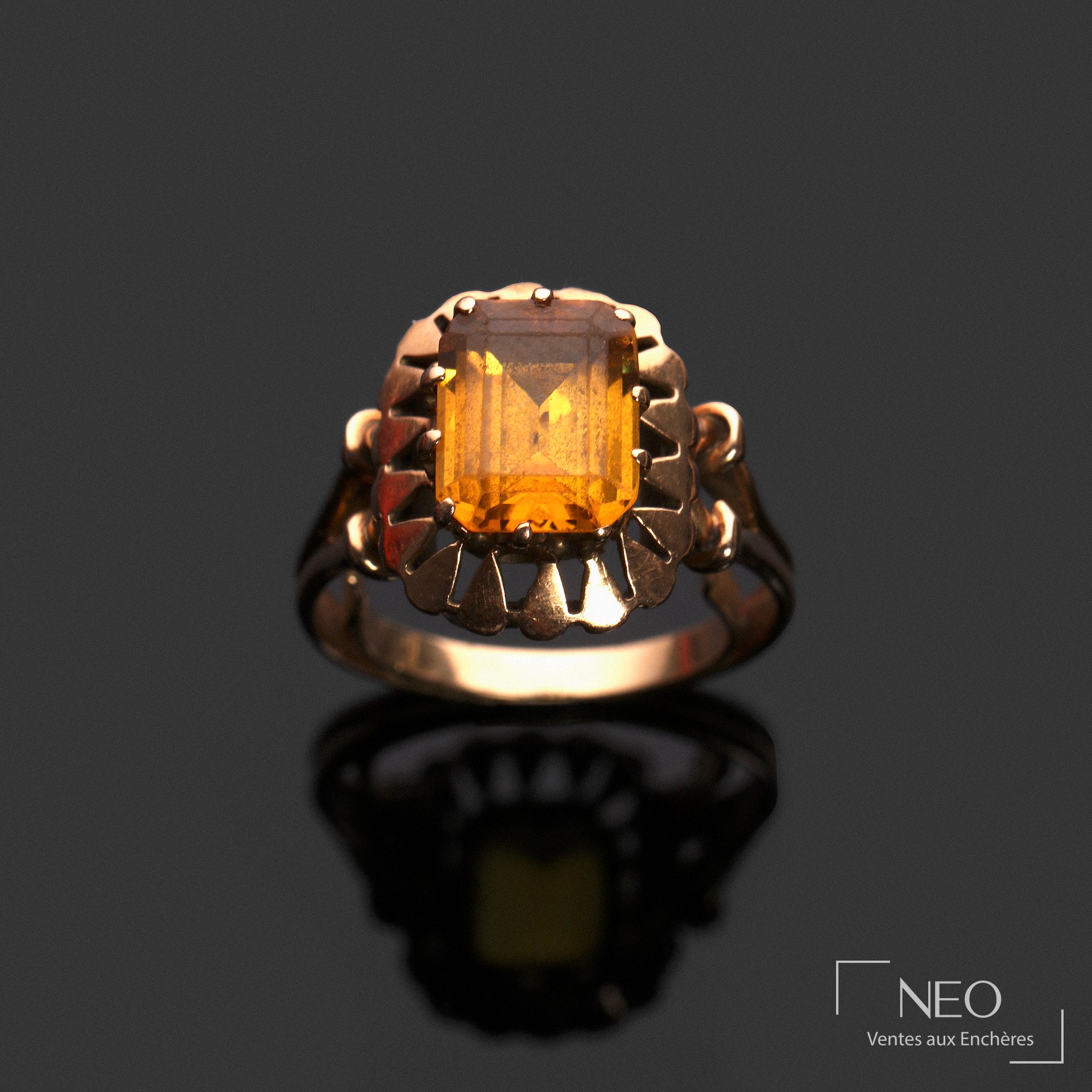 Bague en or jaune 18 carats centrée d&rsquo;une pierre jaune taille émeraude