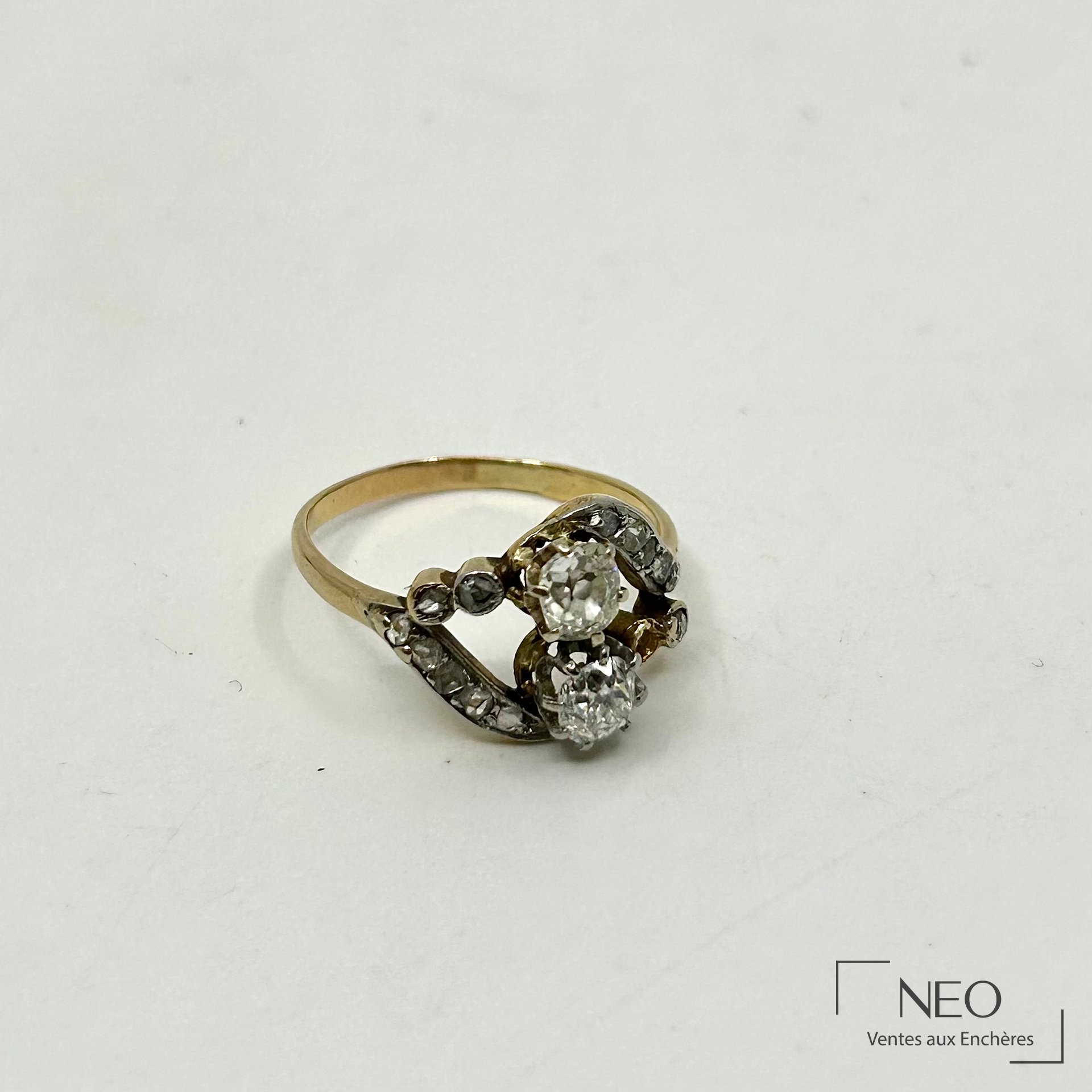 Bague en or jaune sertie de deux diamants entourés de petits diamants