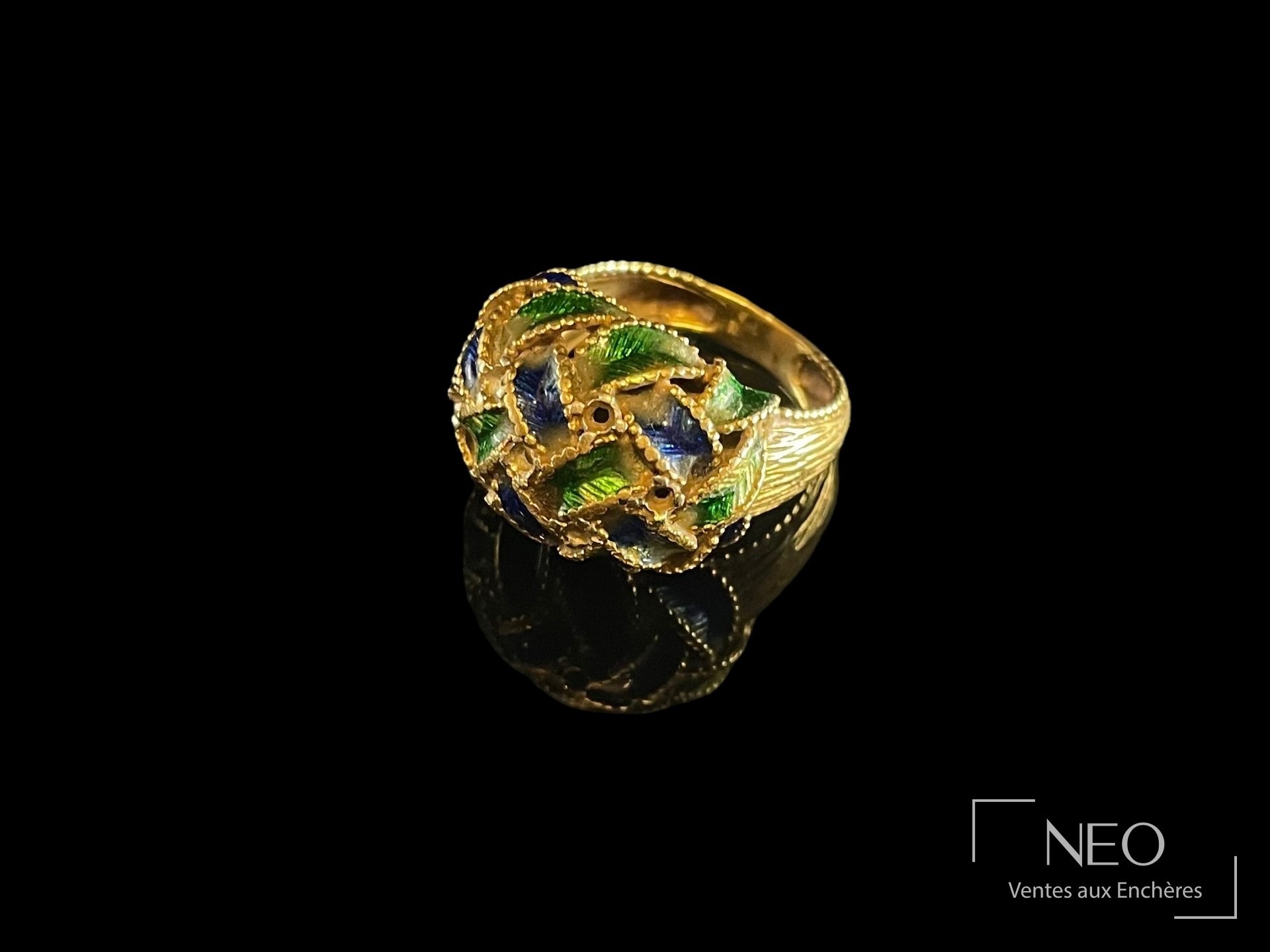Bague en or jaune avec décor d'émail vert et bleu en enchevêtrement sur fond noir