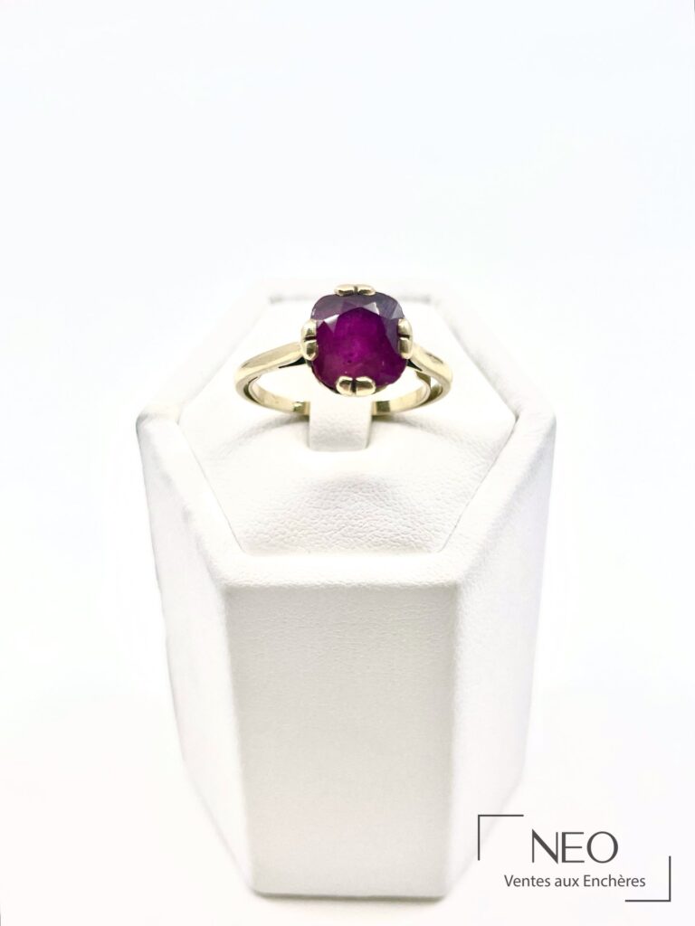 Bague en or jaune avec rubis coussin monté sur quatre griffes