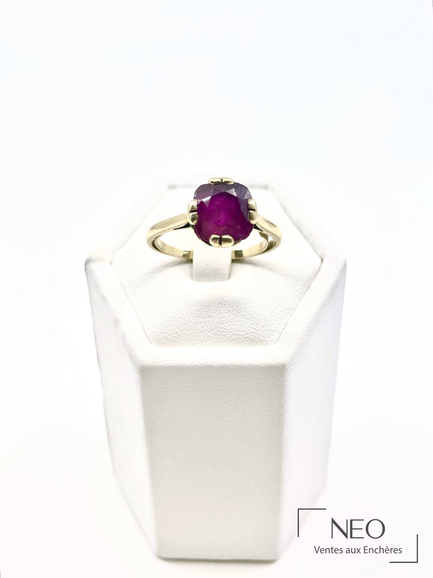 Bague en or jaune 18 carats centrée d’un rubis taille coussin