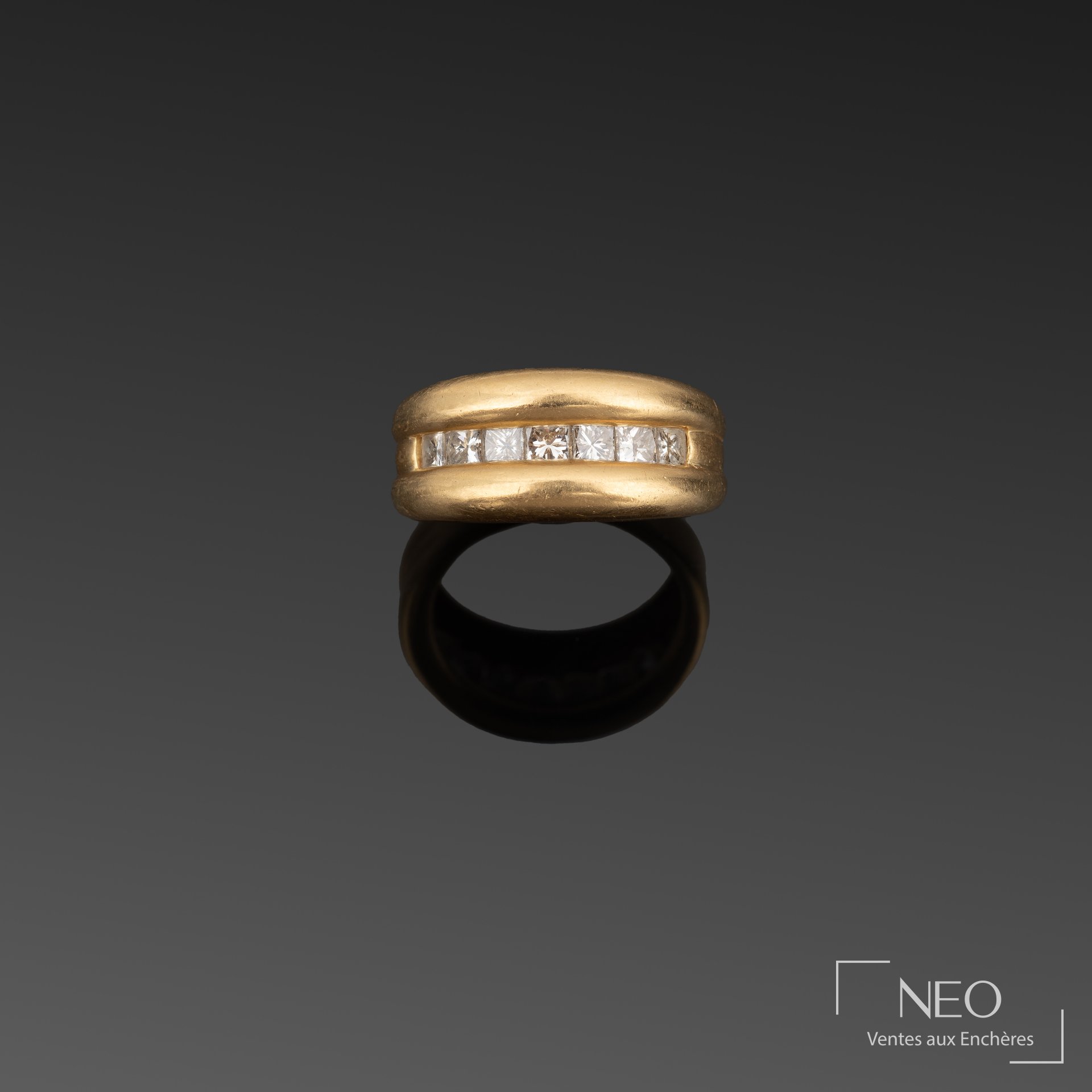 Bague en or jaune avec une ligne de sept diamants au centre
