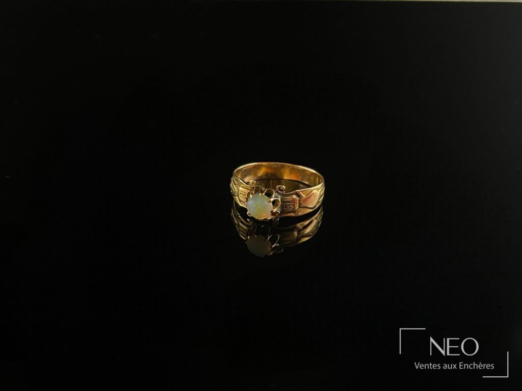Bague en or jaune ornée d'une opale
