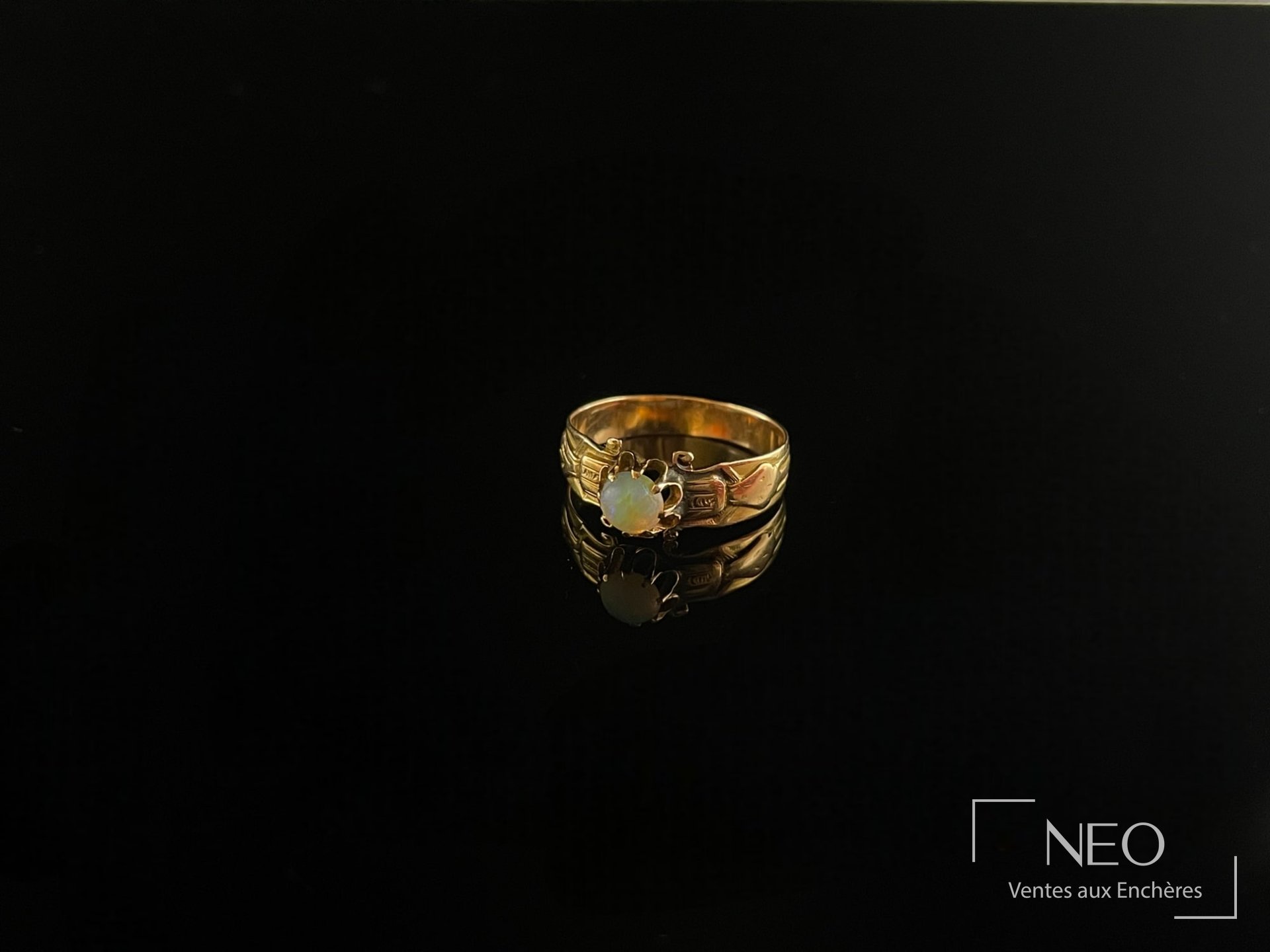 Bague en or jaune 18 carats à opale, serti griffe