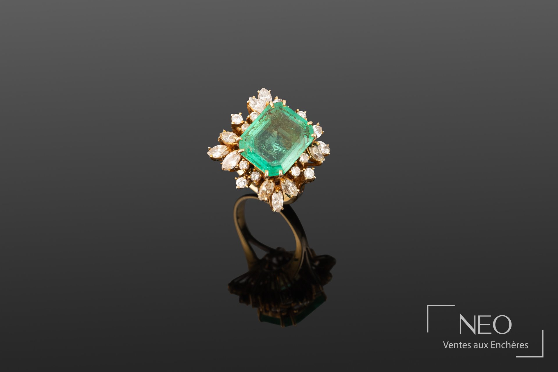 Bague en or jaune avec émeraude centrale et entourage de diamants