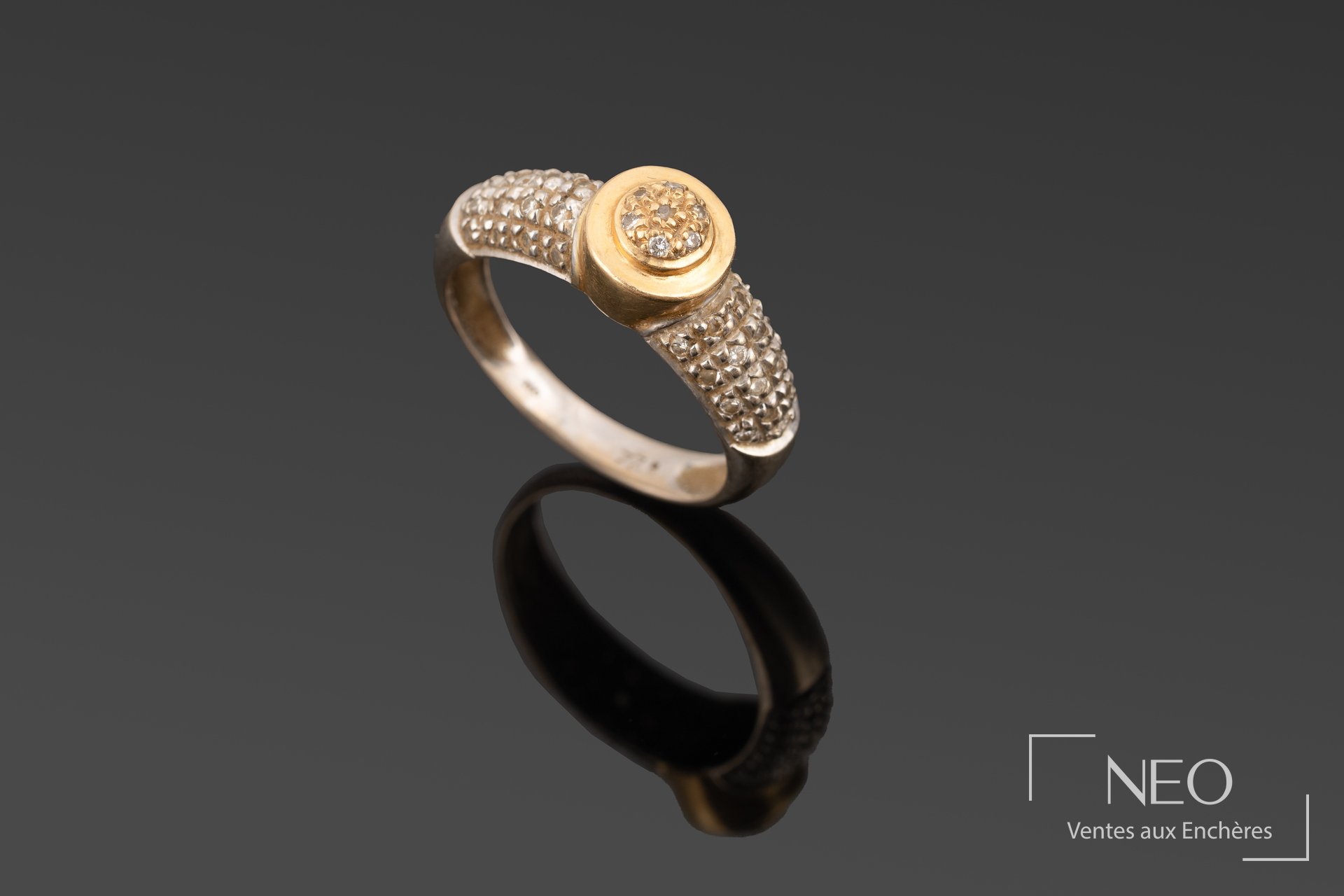 Bague bicolore en or jaune et gris sertie de petites pierres blanches d'imitation