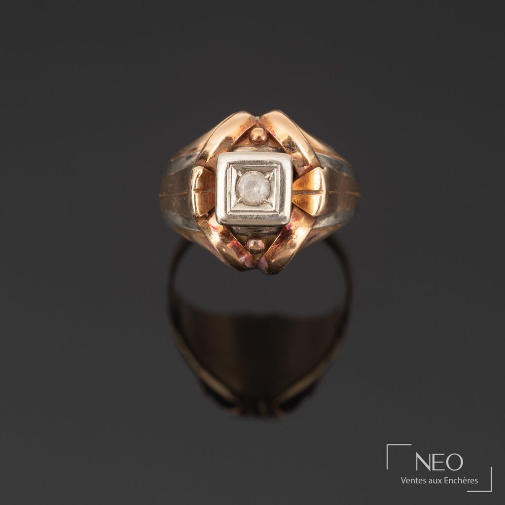 Bague en or jaune et gris avec diamant central et plateau géométrique