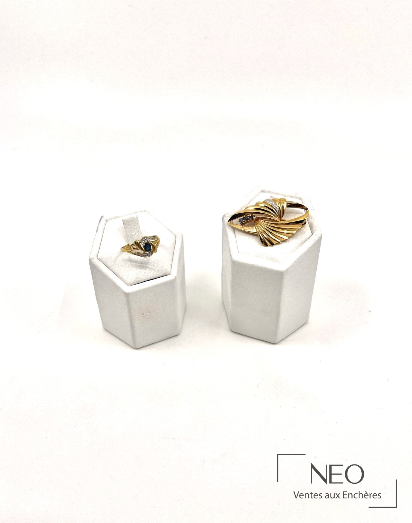 Bague en or jaune 18 carats à spinelle bleu et diamants