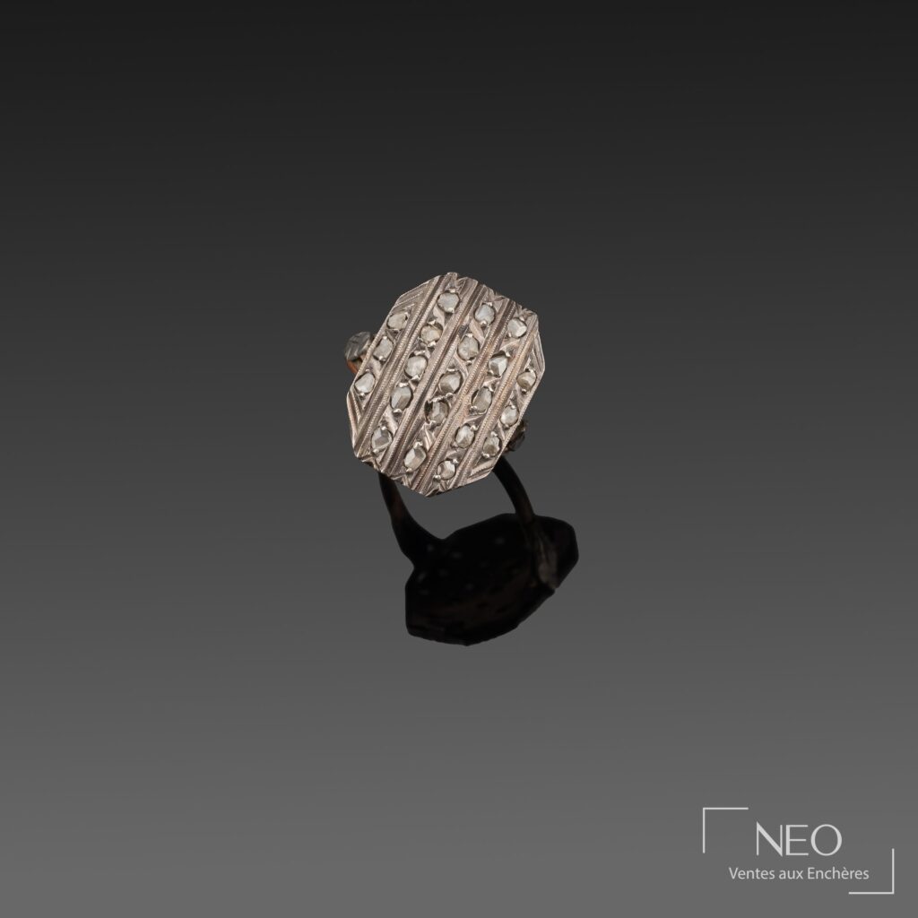 Bague octogonale en ors rose gris pavée de petits diamants