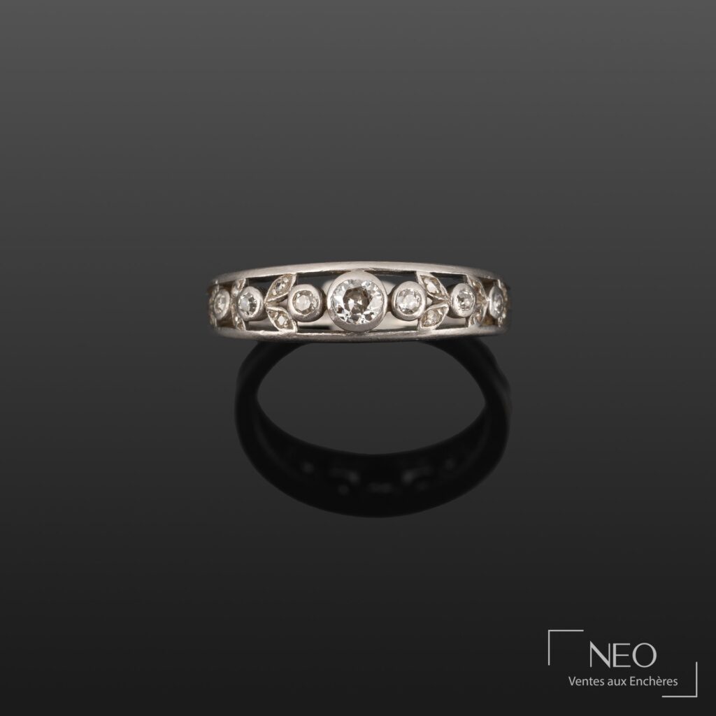 Bague en platine ornée de diamants sur fond gris