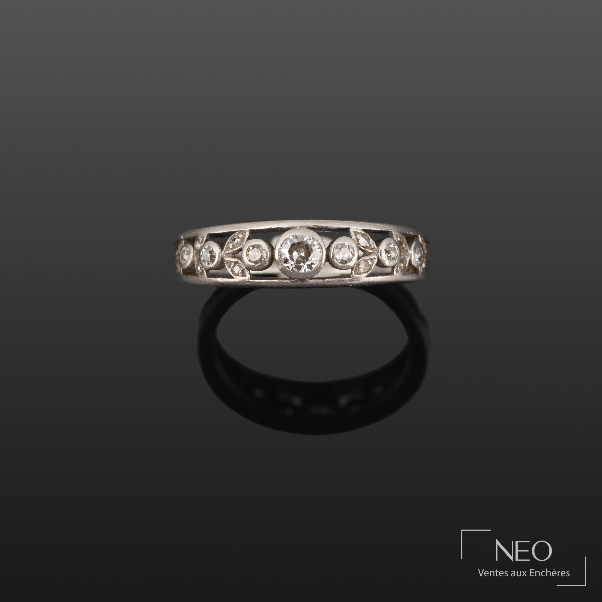 Bague en platine ornée de diamants sur fond gris