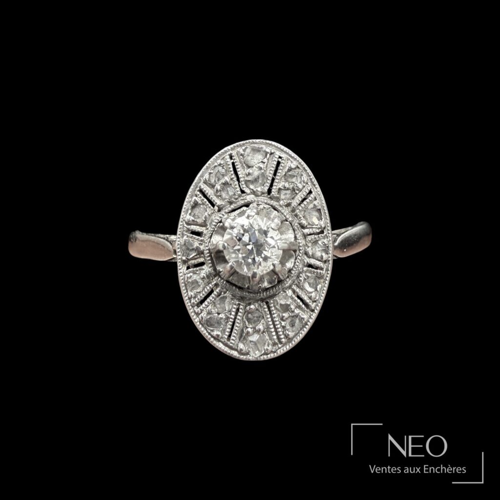 Bague en platine à plateau ovale serti de diamants