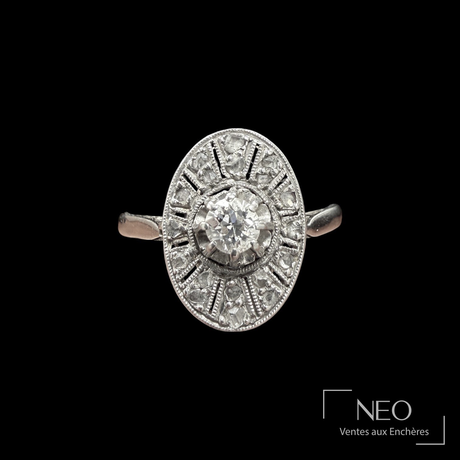 Bague en platine à plateau ovale serti de diamants