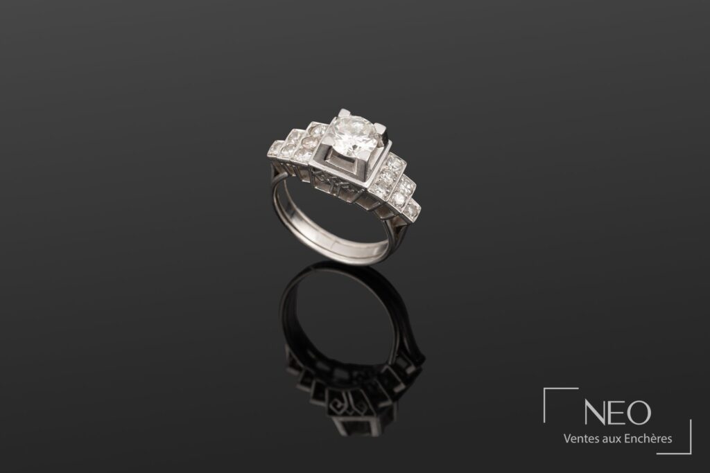 Bague en platine ornée d’un diamant central avec épaulures serties de diamants
