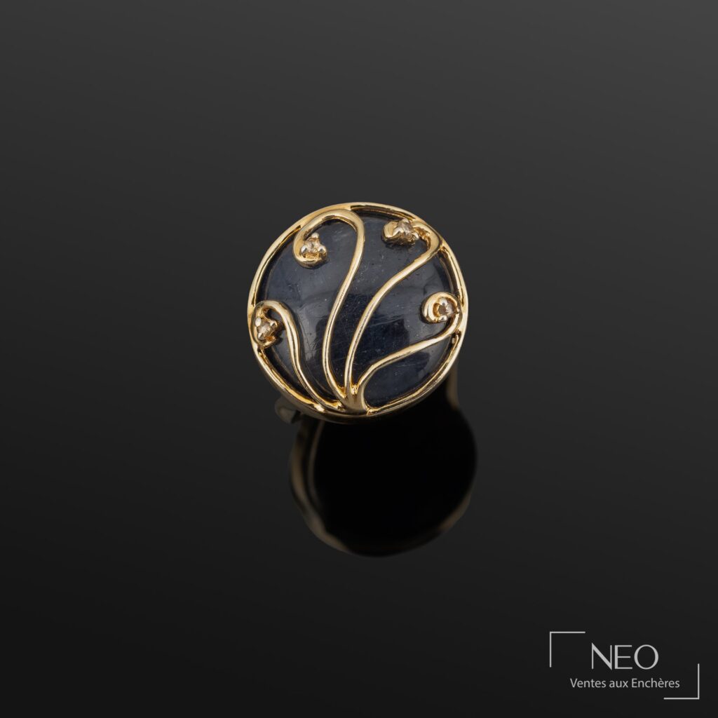 Bague en vermeil avec saphir rond en cabochon et volutes serties de diamants