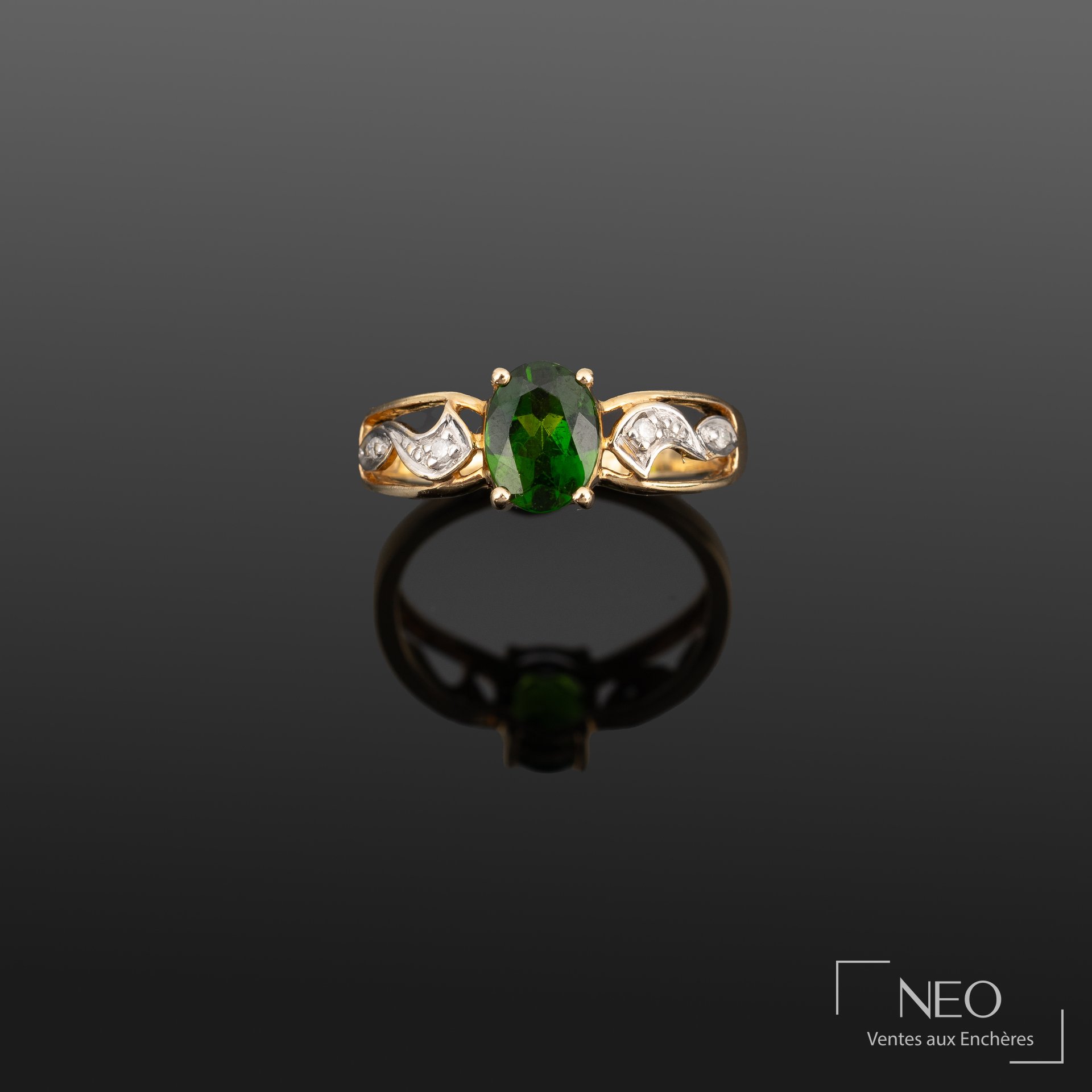 Bague en vermeil sertie d’un chrome diopside et de diamants