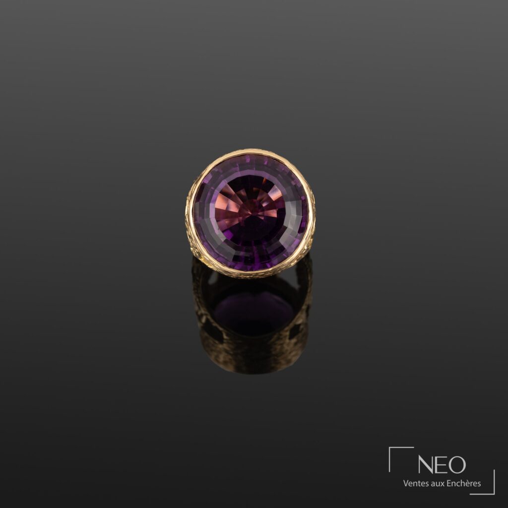 Bague épiscopale en or jaune avec grande améthyste ronde violette