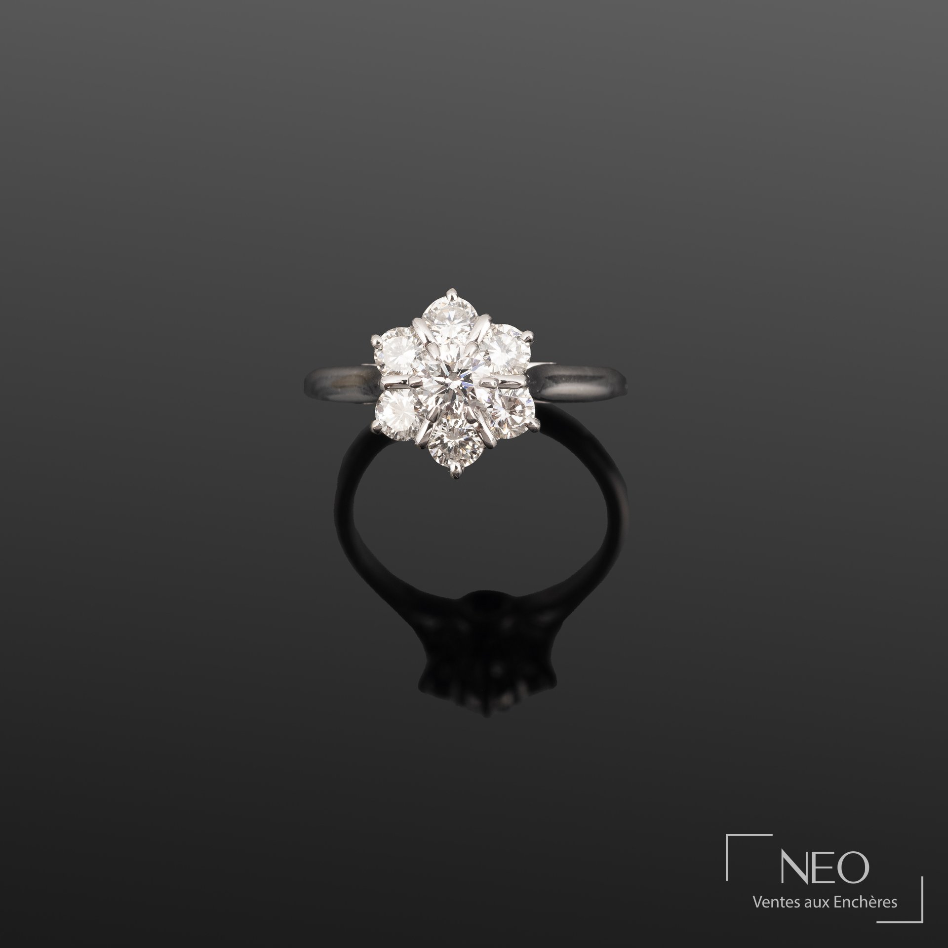 Bague étoile sertie de sept brillants sur monture en or blanc et platine