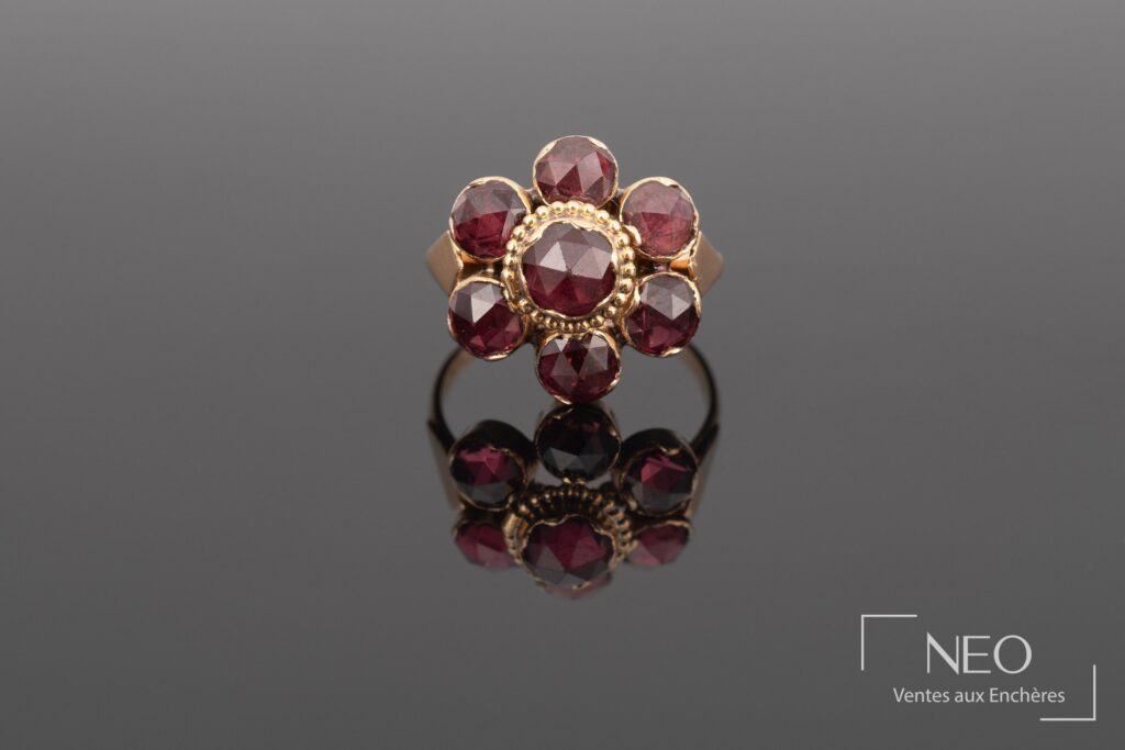 Bague fleur en or jaune sertie de grenats rouges