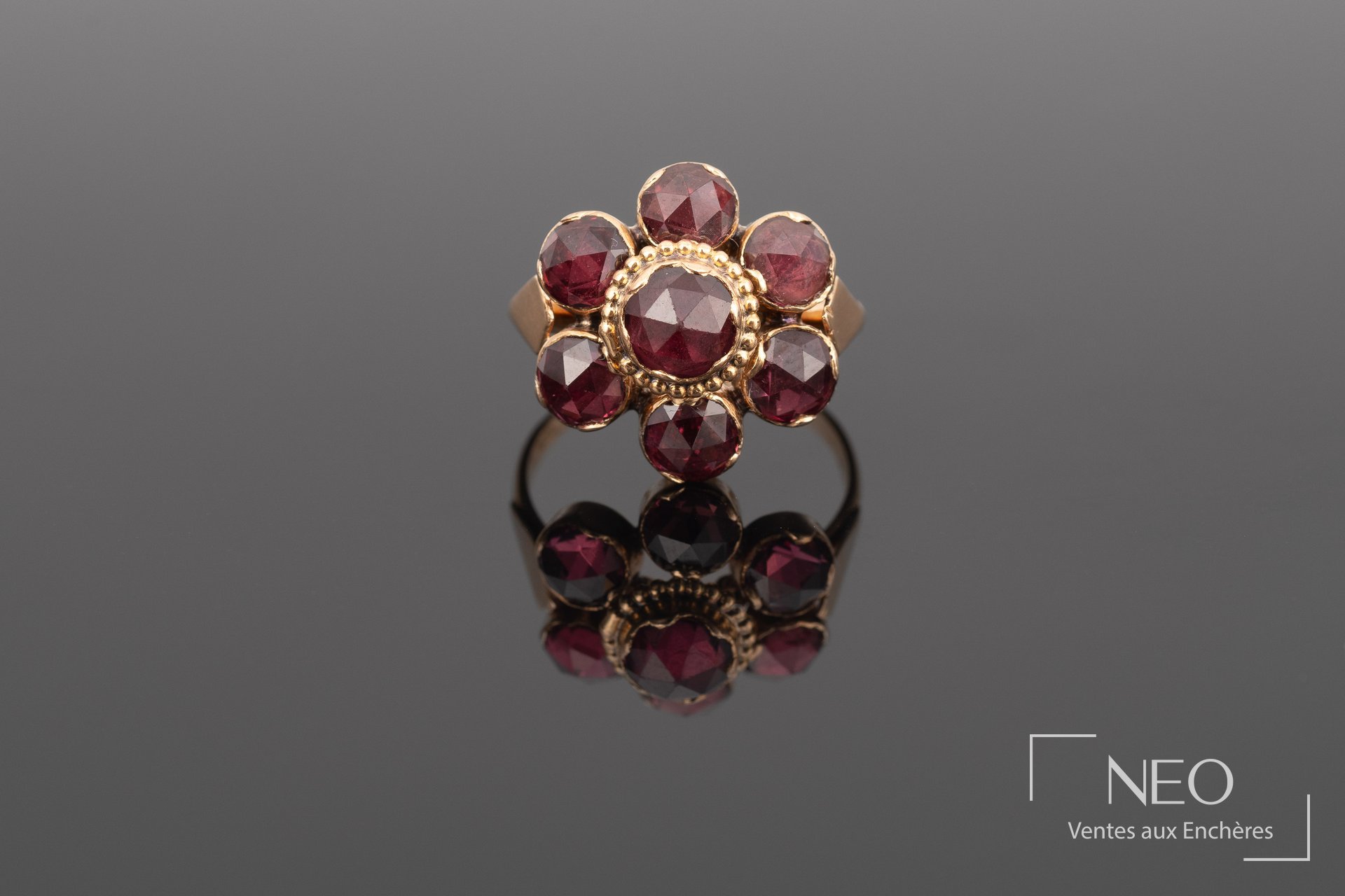 Bague fleur en or jaune sertie de grenats rouges