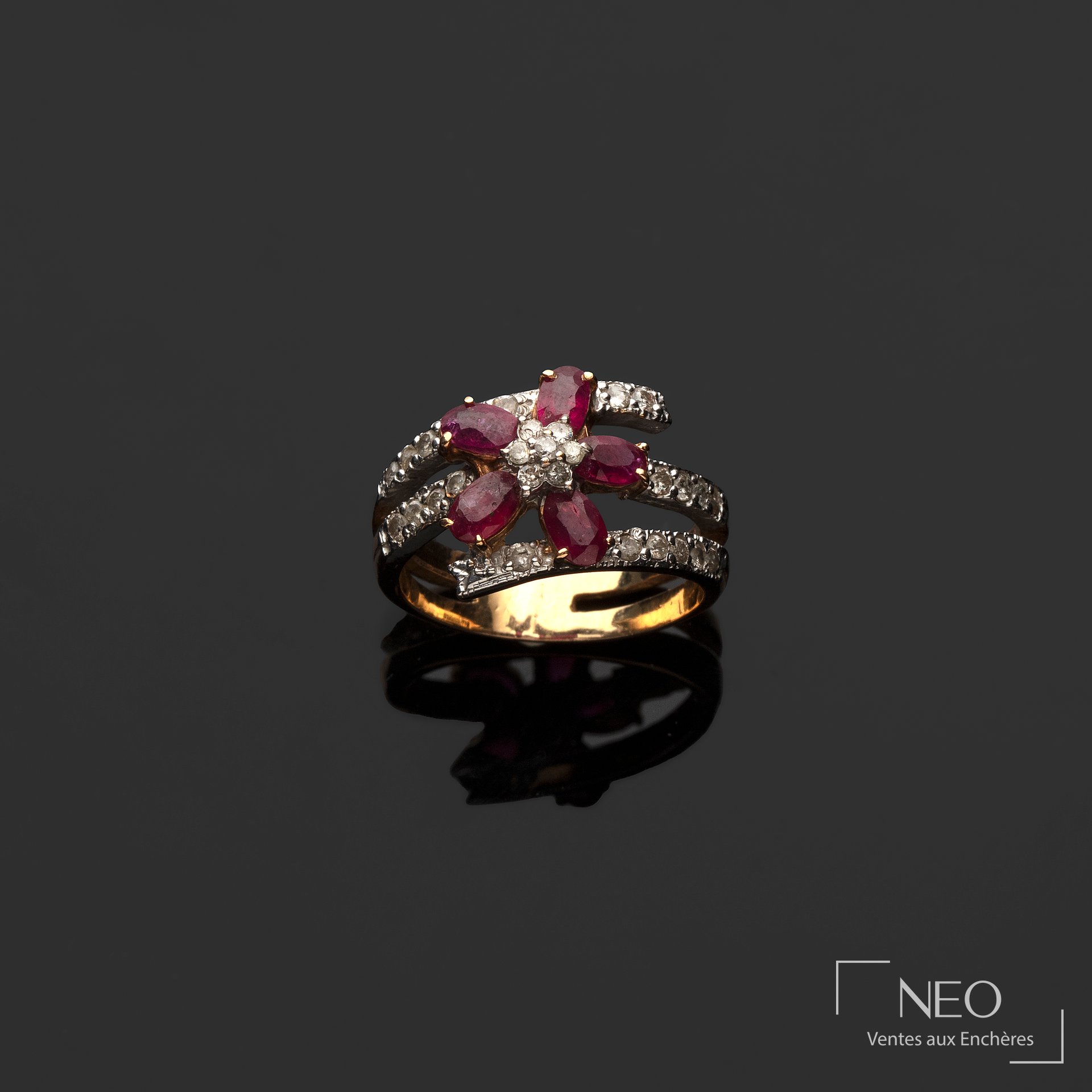 Bague fleur en or jaune et gris 14 carats sertie de rubis et diamants