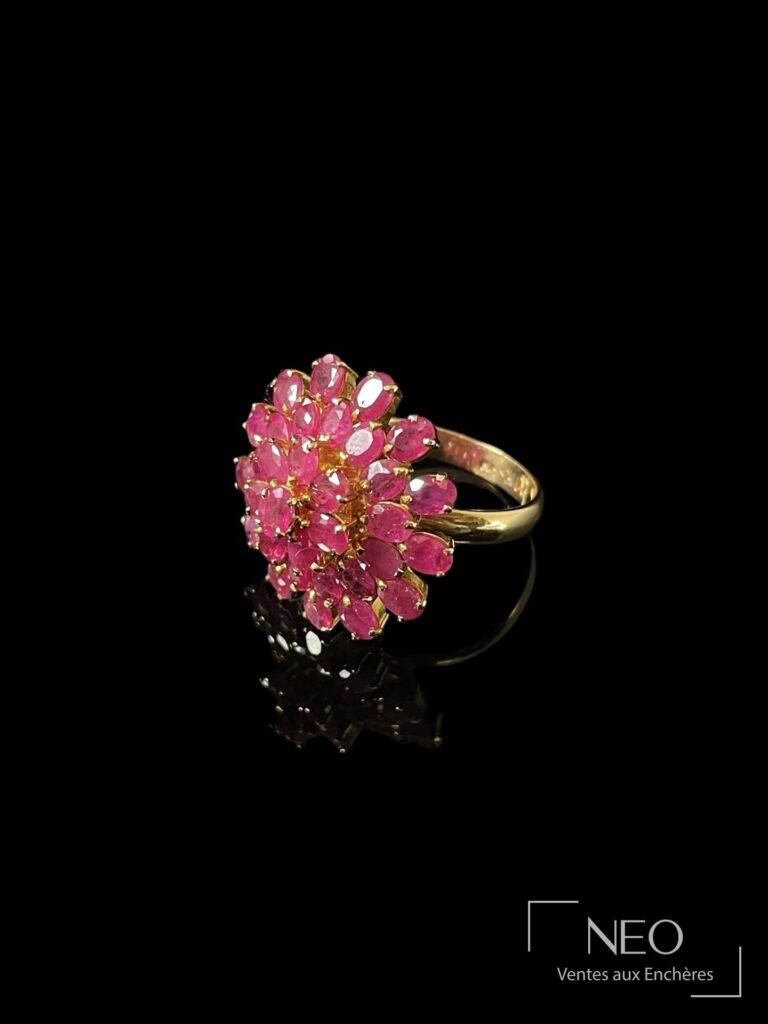 Bague fleur en or jaune sertie de rubis