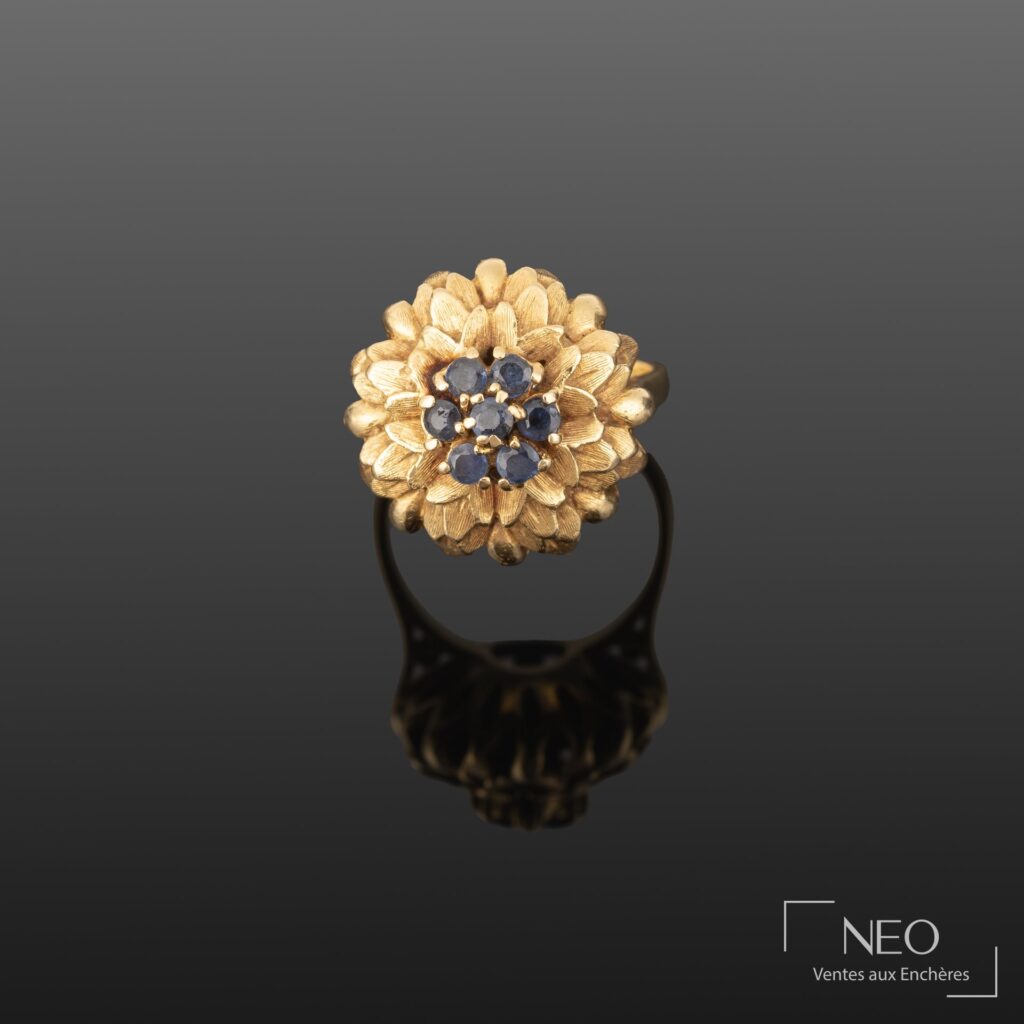 Bague fleur en or jaune avec sept saphirs au centre