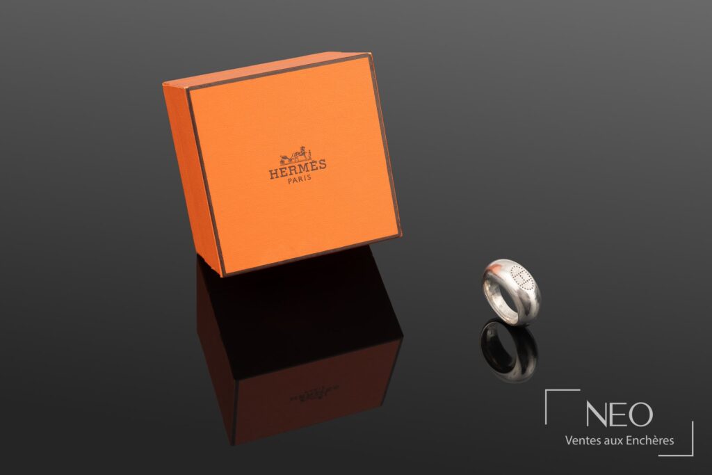 Bague Hermès en argent présentée avec son écrin orange d’origine