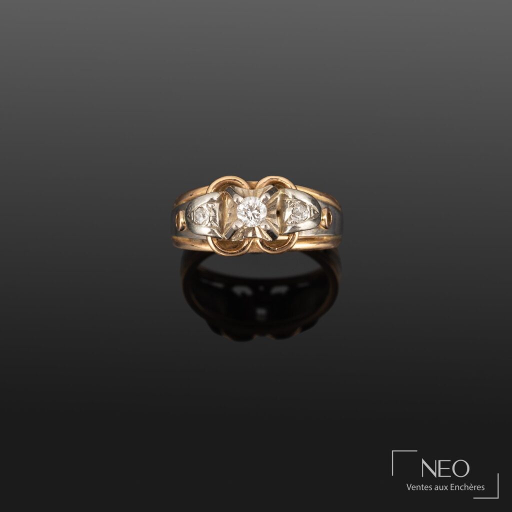 Bague jarretière en or rose et platine avec diamant central et deux petits diamants latéraux