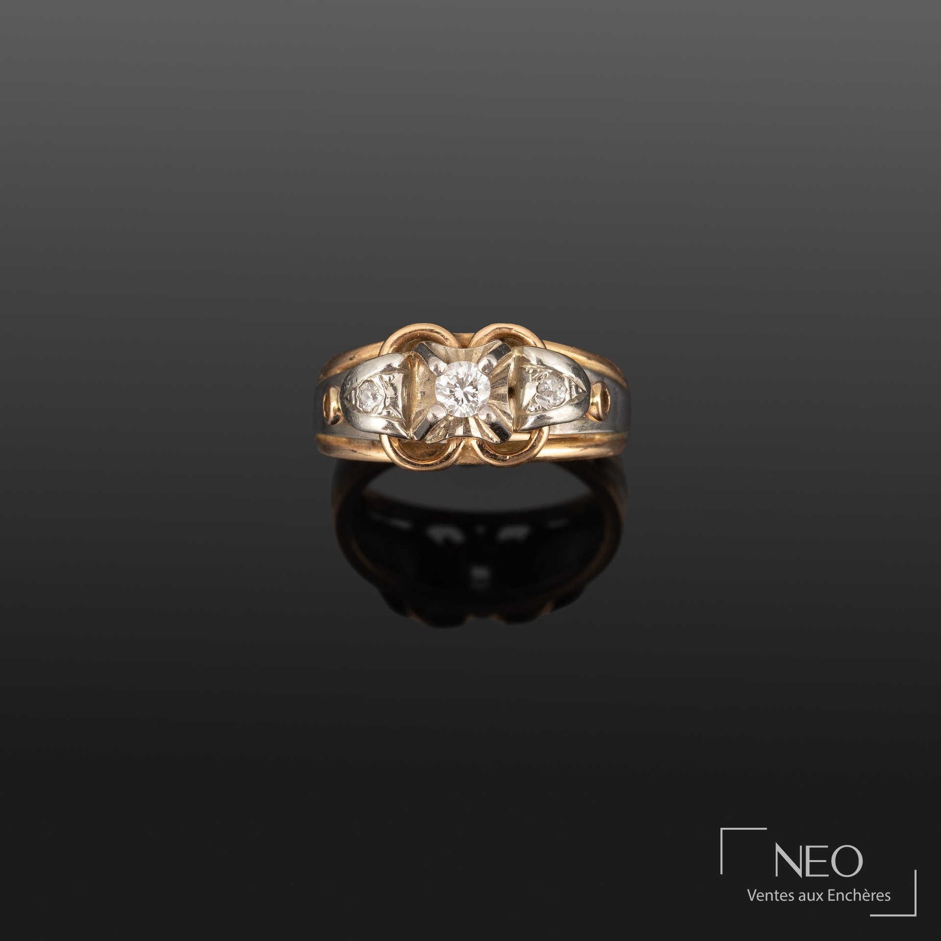 Bague jarretière en or rose et platine avec diamant central et deux petits diamants latéraux