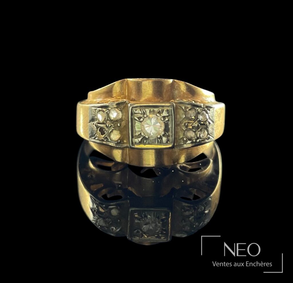 Bague jarretière en or jaune avec diamant central et petits diamants latéraux