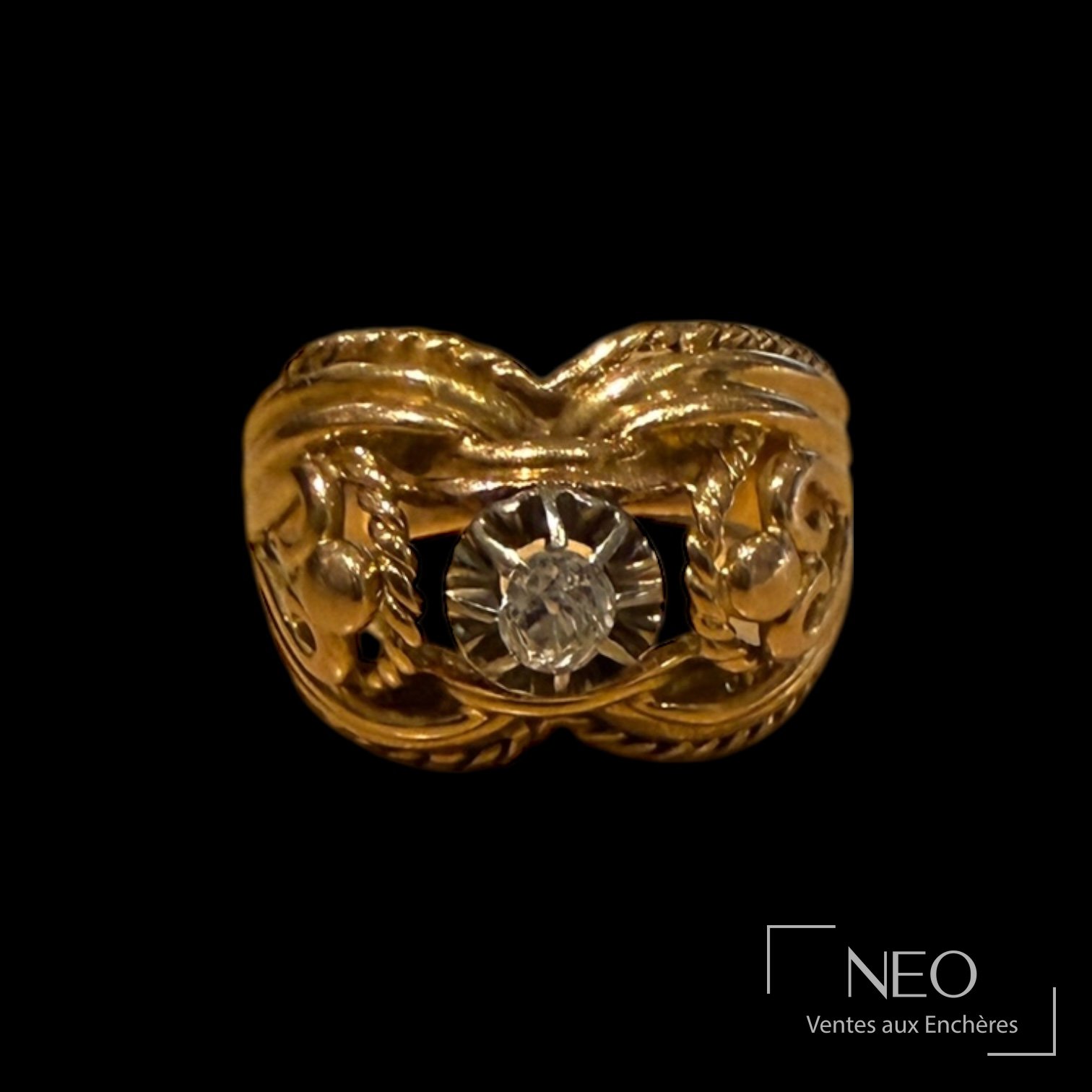 Bague jarretière en or jaune 18K ornée d’un diamant ancien