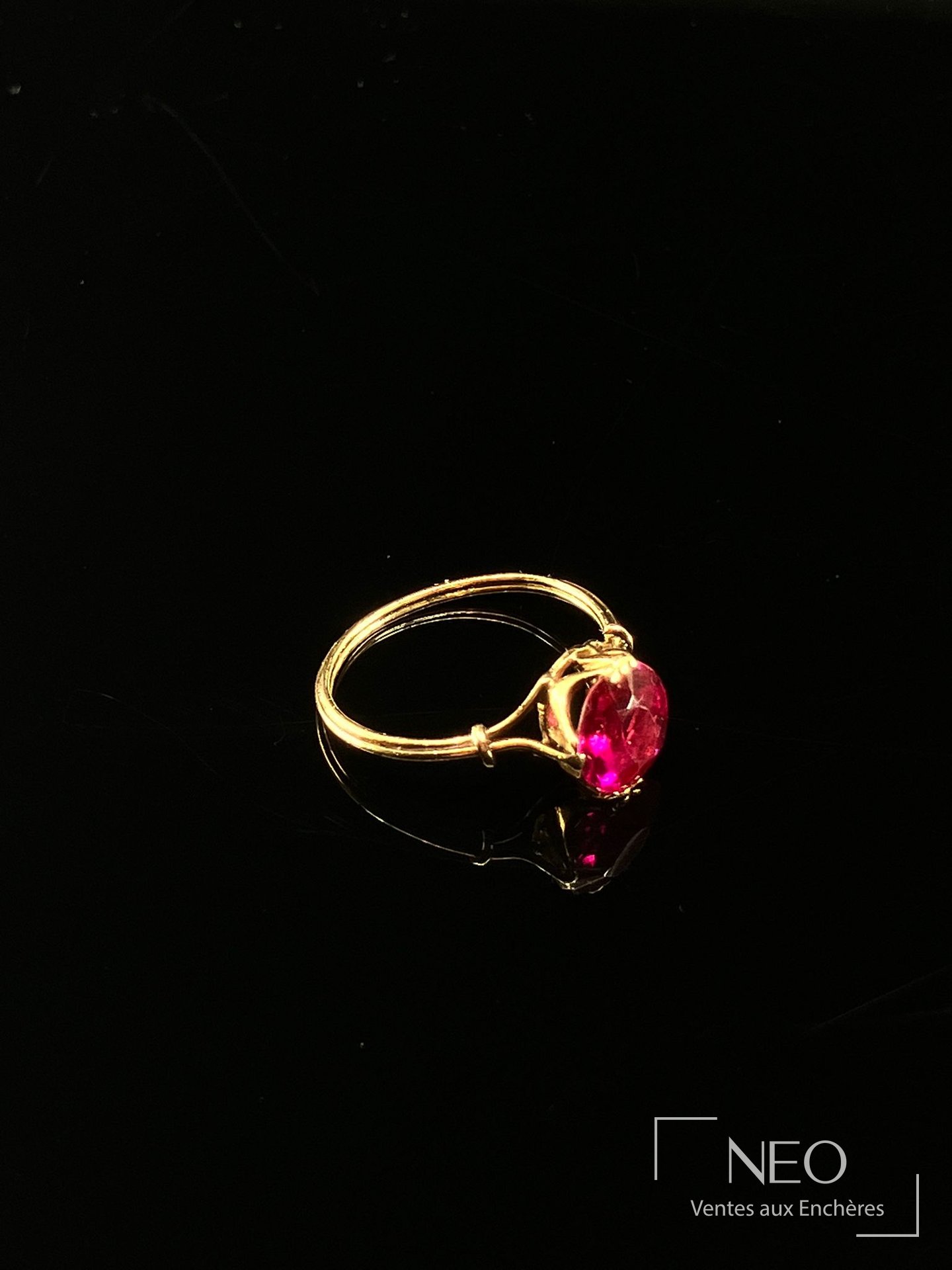 Bague de jeune fille en or jaune 18 carats ornée d’une pierre rouge synthétique