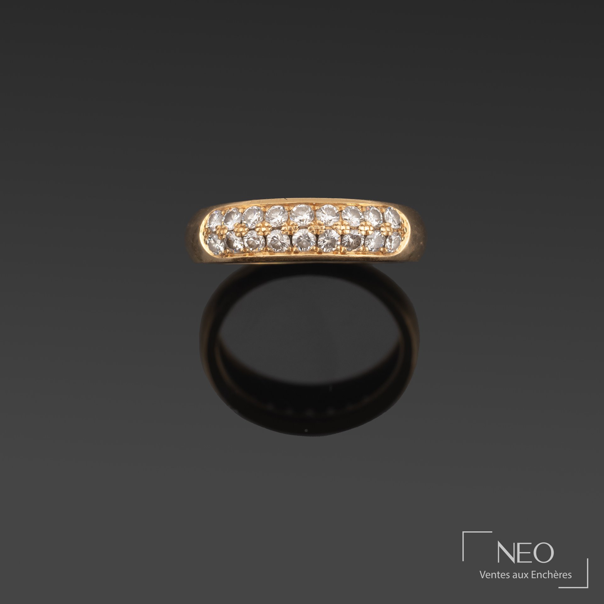 Bague jonc en or jaune sertie de diamants
