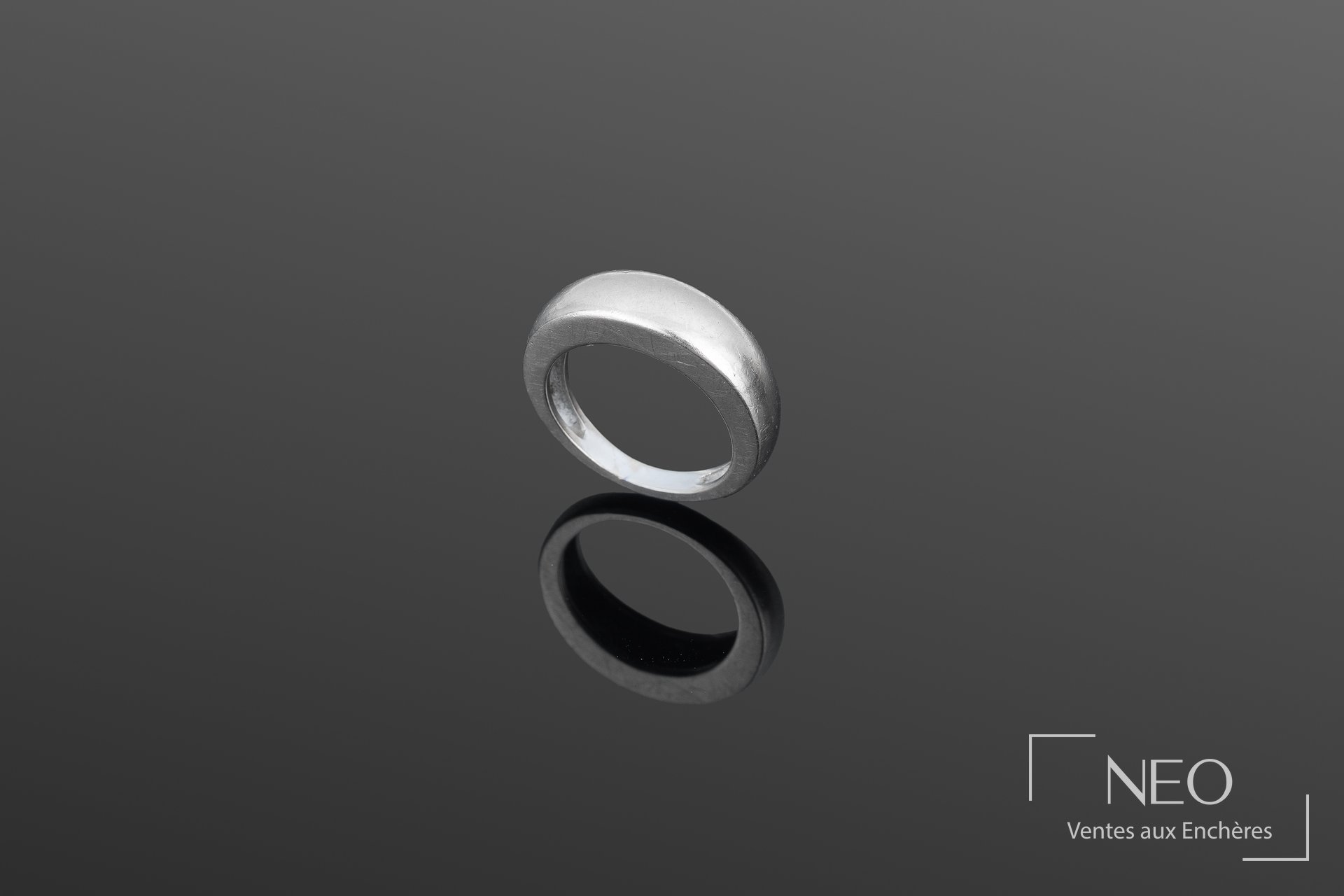 Bague jonc bombée en or gris 18K
