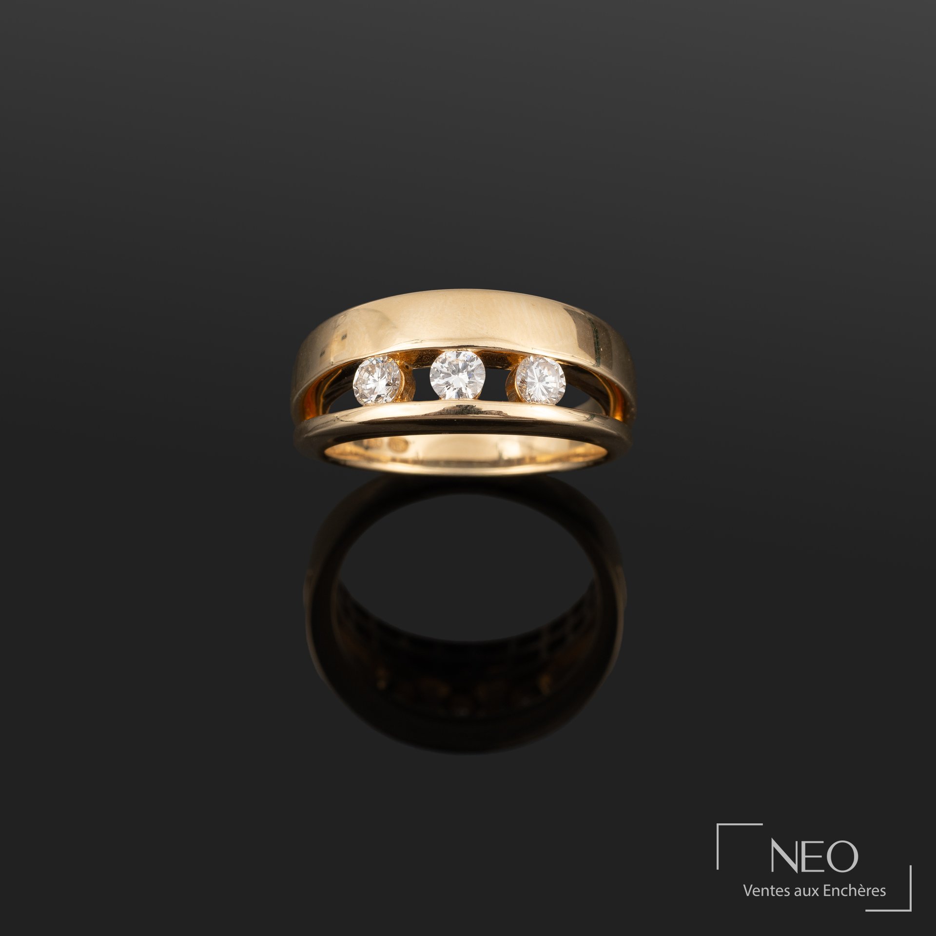 Bague jonc en or jaune avec trois diamants alignés sur la partie centrale