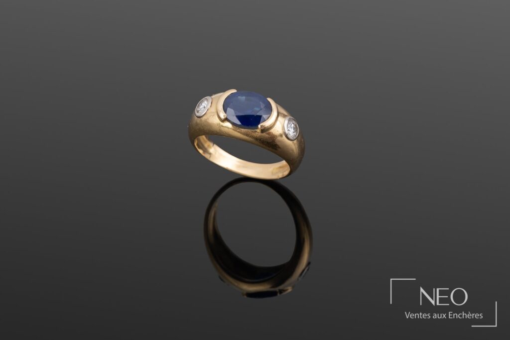 Bague jonc en or jaune avec saphir ovale central et deux diamants