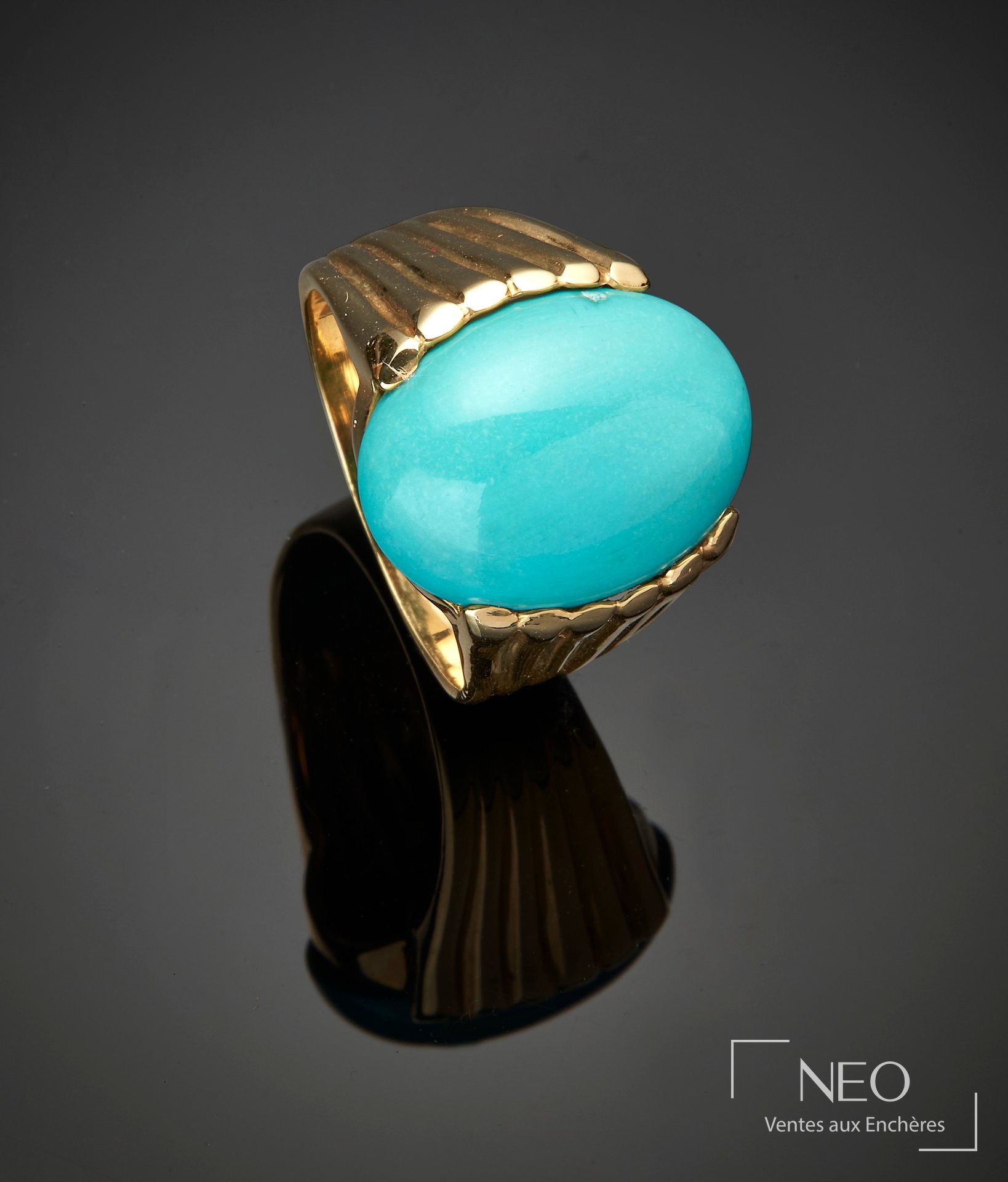 Bague jonc en or jaune 18 carats sertie d’un cabochon turquoise