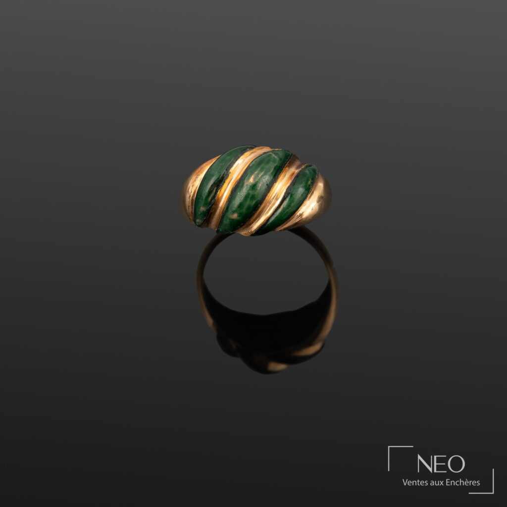 Bague jonc en or jaune ornée d’émail vert émeraude