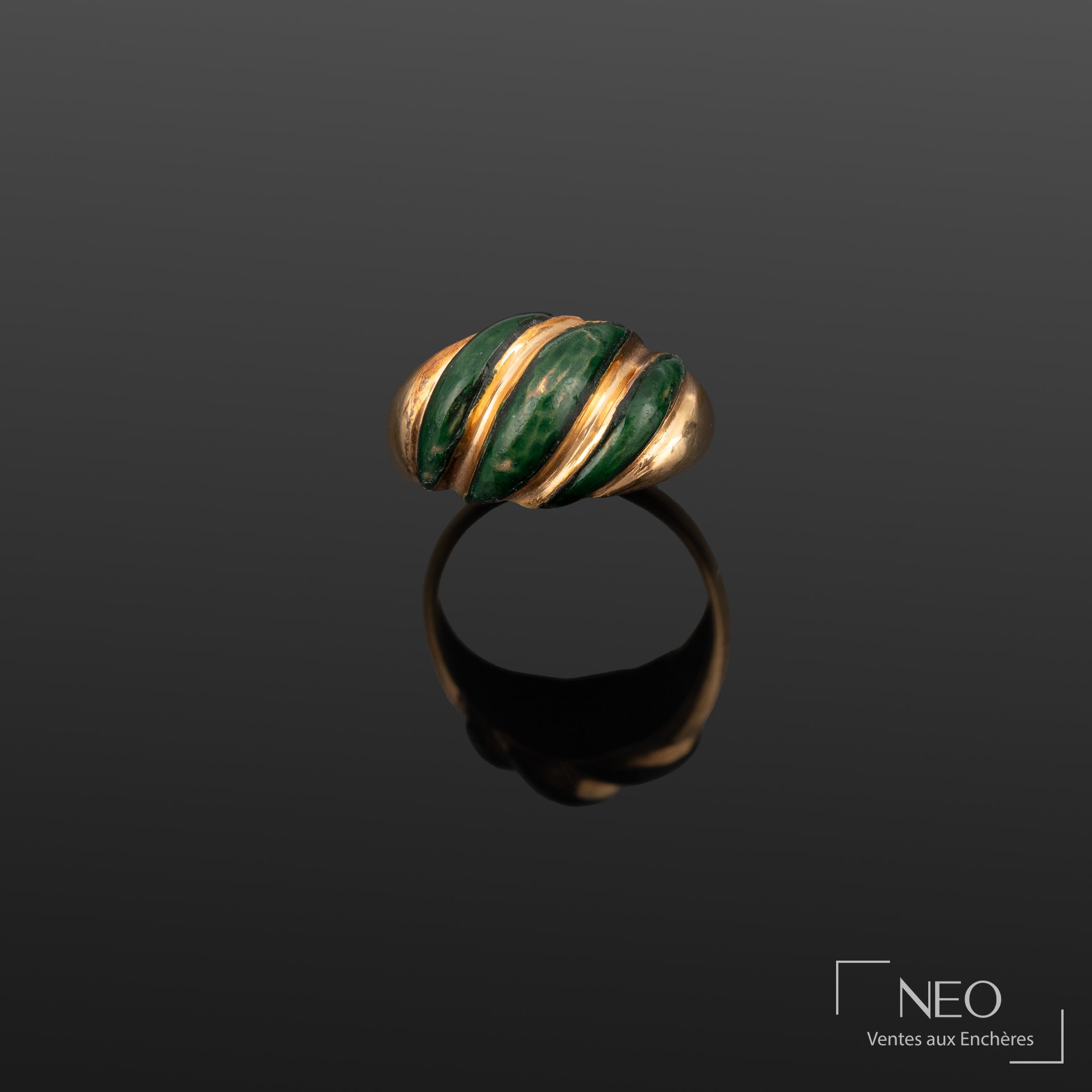 Bague jonc en or jaune ornée d’émail vert émeraude