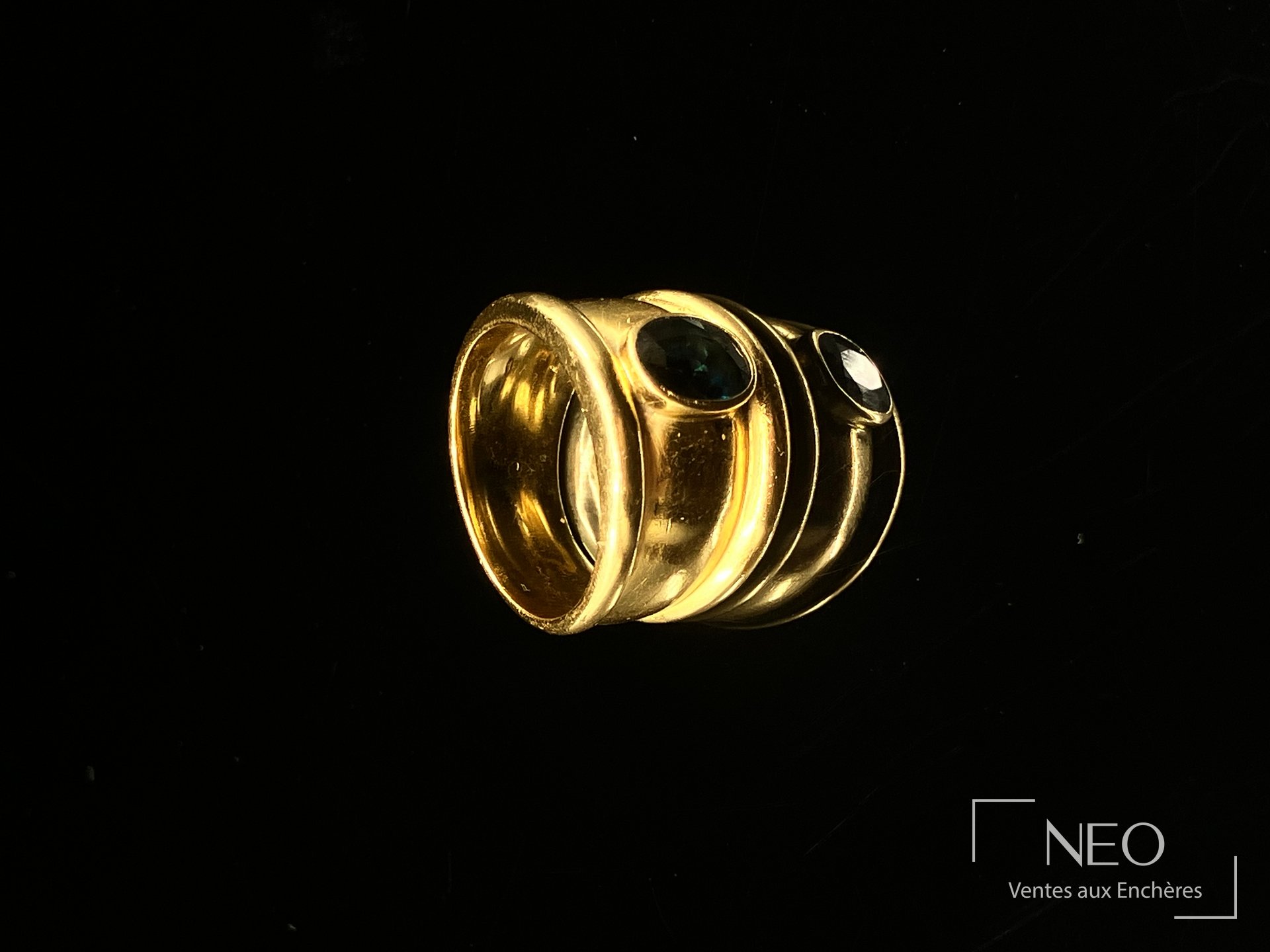 Bague jonc en or jaune 19,2 carats centrée d’une pierre bleue