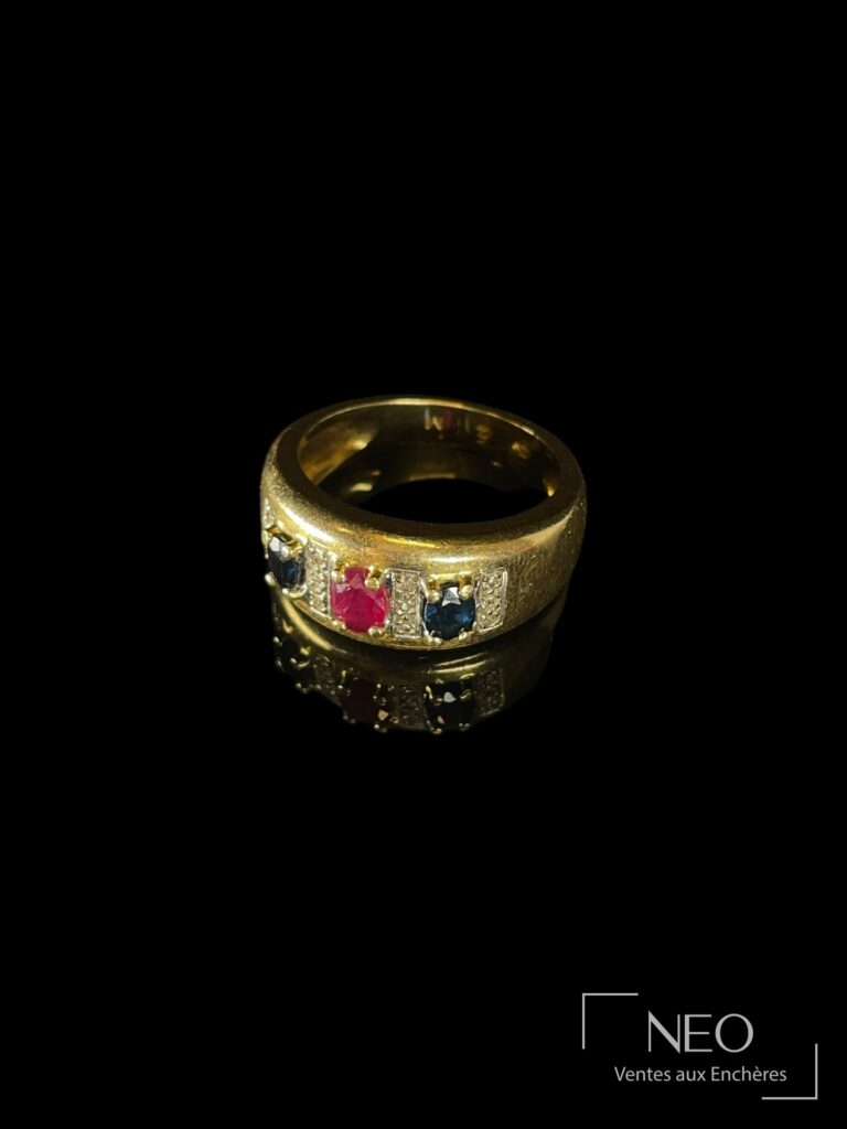 Bague jonc en or jaune ornée d’un rubis central