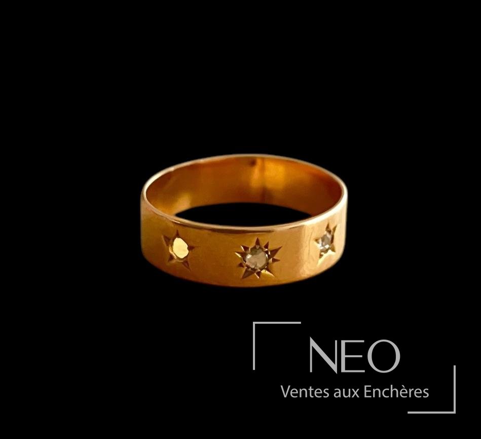 Bague jonc en or rose ornée de trois motifs étoilés avec pierres blanches