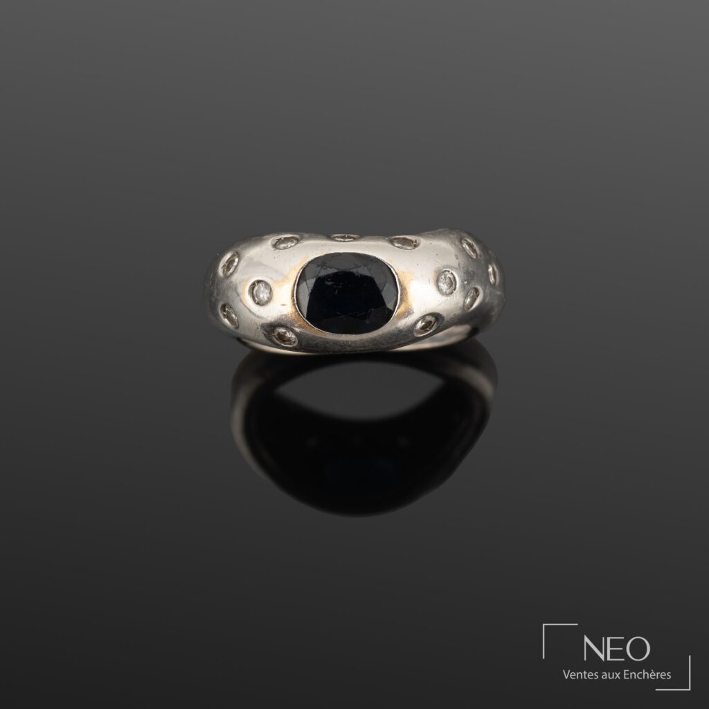Bague jonc en argent ornée d’un saphir ovale et de brillants