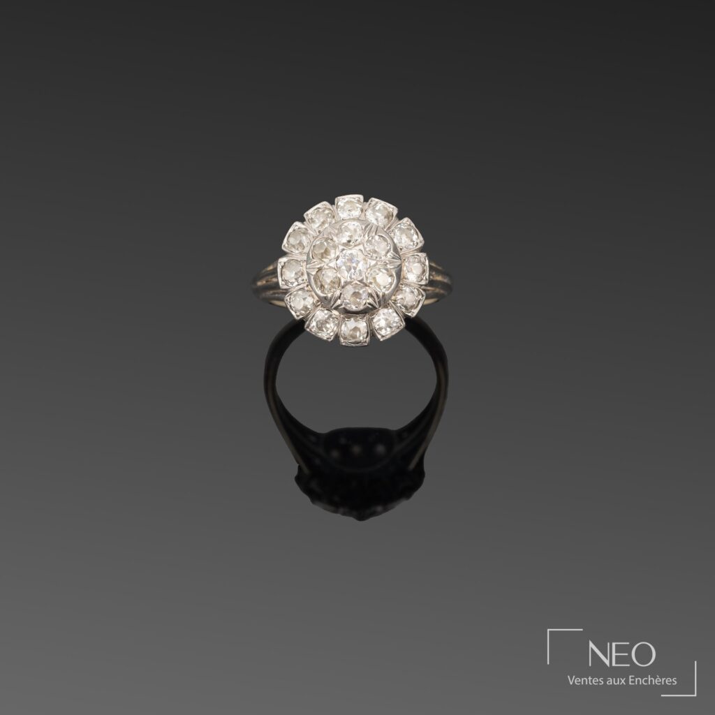 Bague marguerite en or gris et platine sertie de diamants